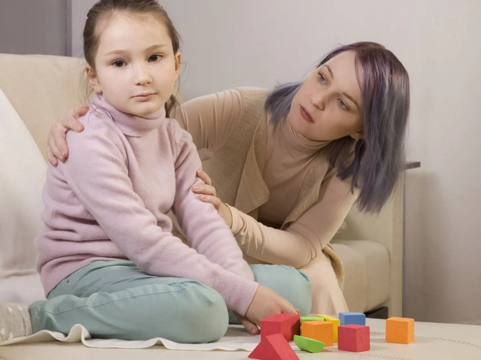 Autistické dieťa nevyhľadáva spoločnosť ostatných. Najradšej čas trávi samo.