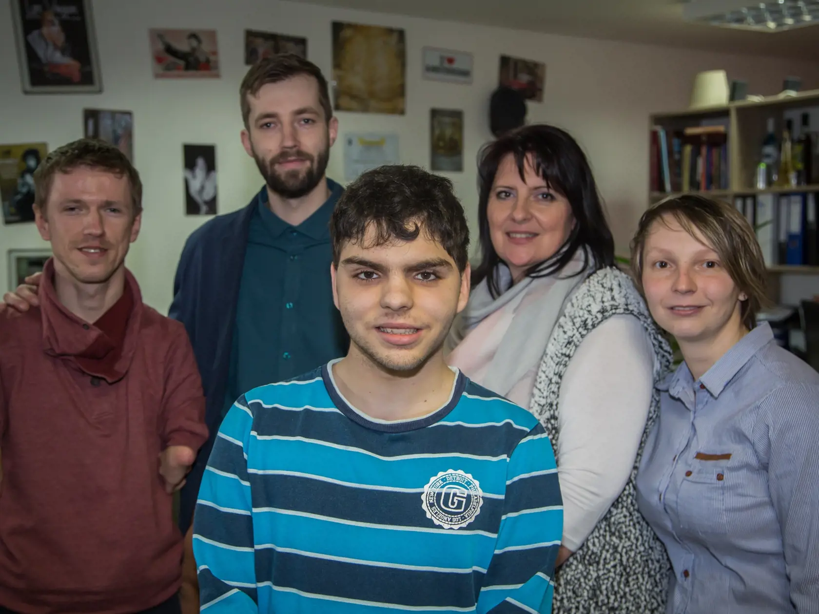 18-ročný Dominik pracuje vo firme, kde kontroluje príchody a odchody zamestnancov.