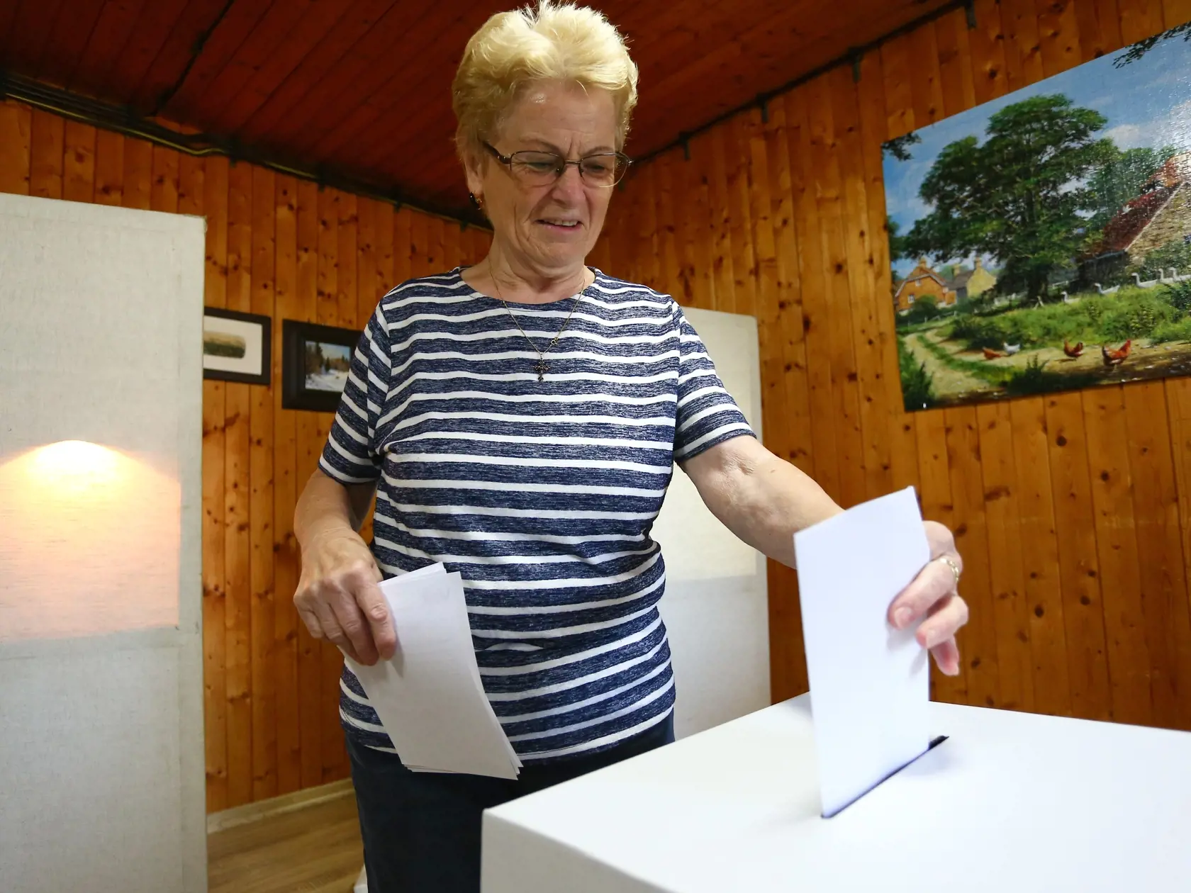 Na snímke volička vhadzuje obálku s hlasovacím lístkom do volebnej schránky vo volebnej miestnosti, ktorá sa nachádza v chatke autokempingu počas volieb do Európskeho parlamentu v Martine v sobotu 8. júna 2024.