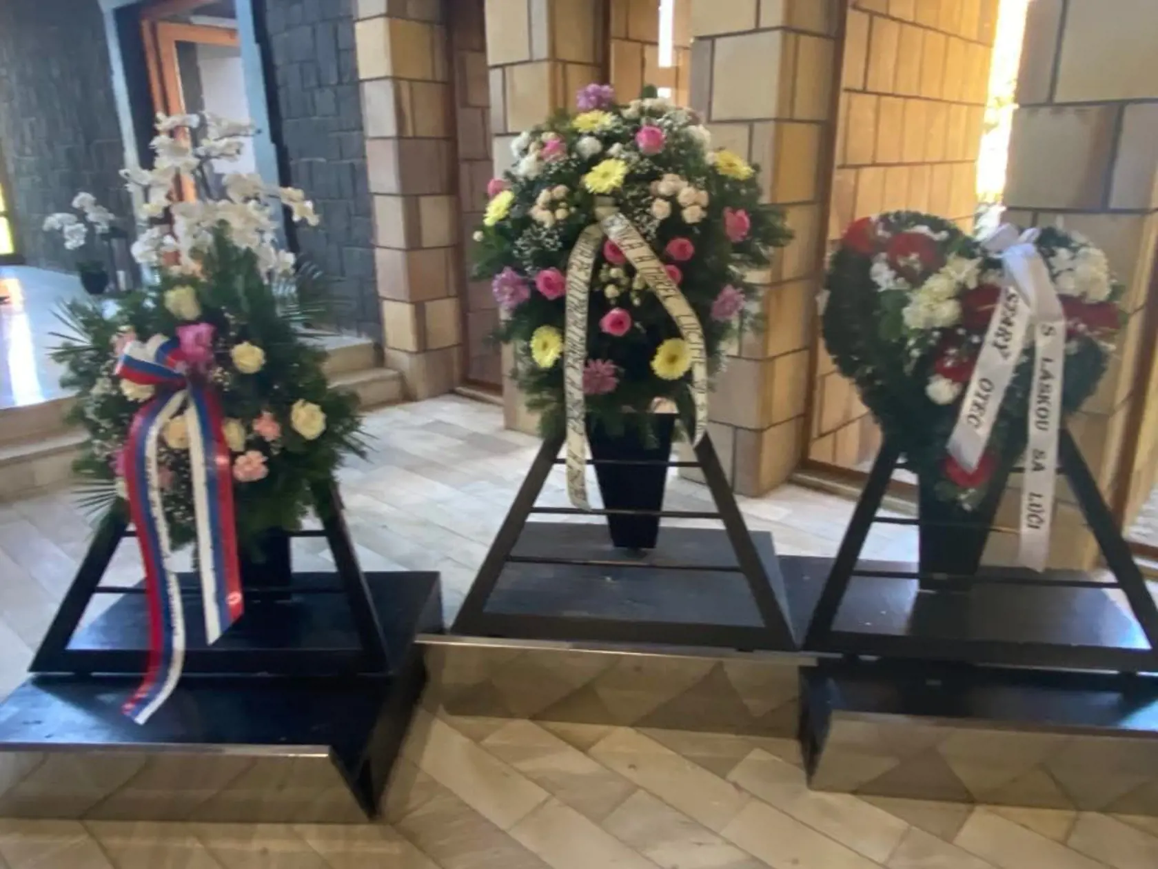 Pohreb študentky Brone (†21): V dome smútku ostalo len niekoľko vencov od rodiny a blízkych. Dnes ju vyprevadili na večný spánok.