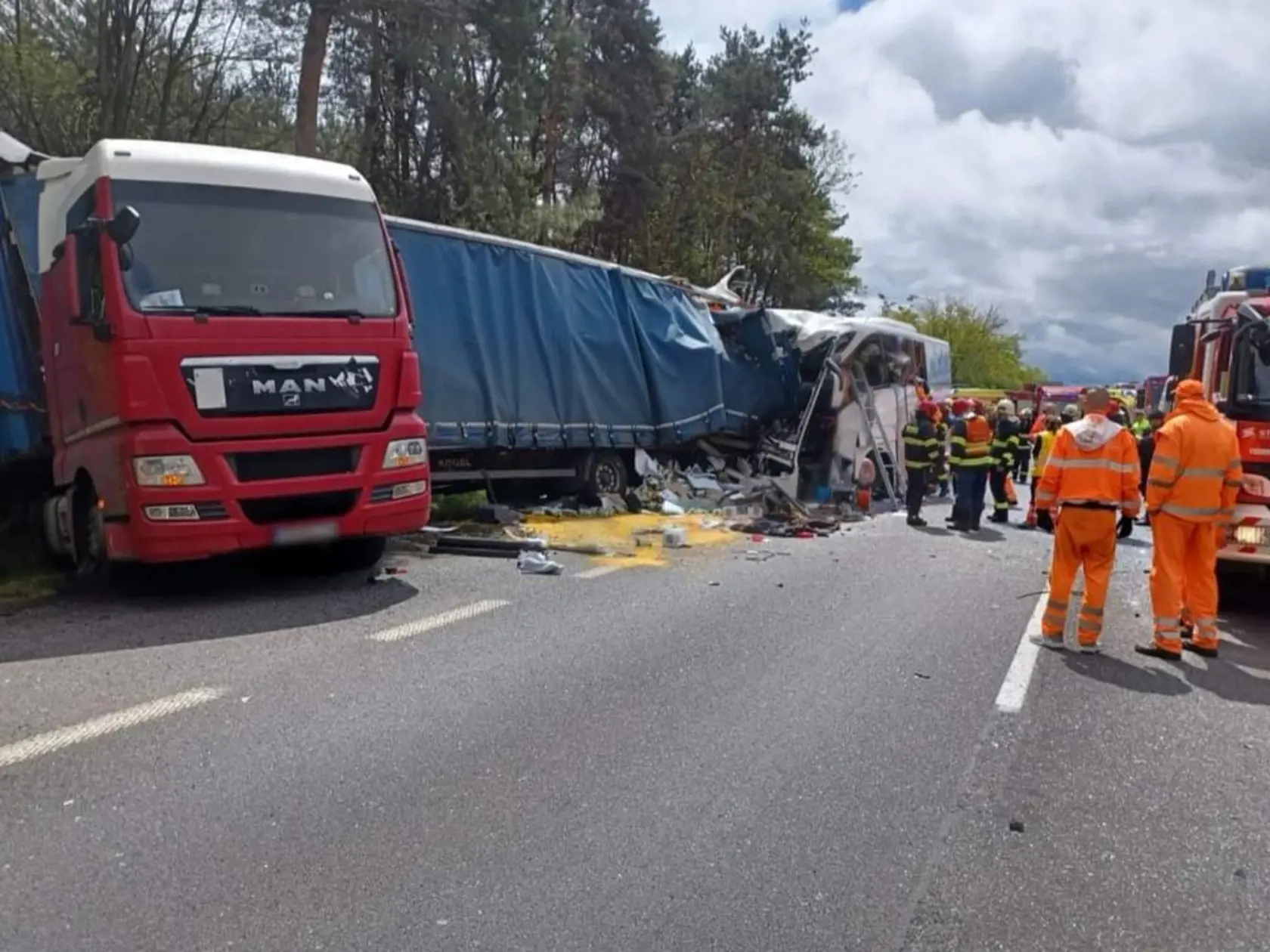 Autobus sa zrazil pri Kútoch s kamiónom. Hlásia desiatky zranených, viacerých ťažko.