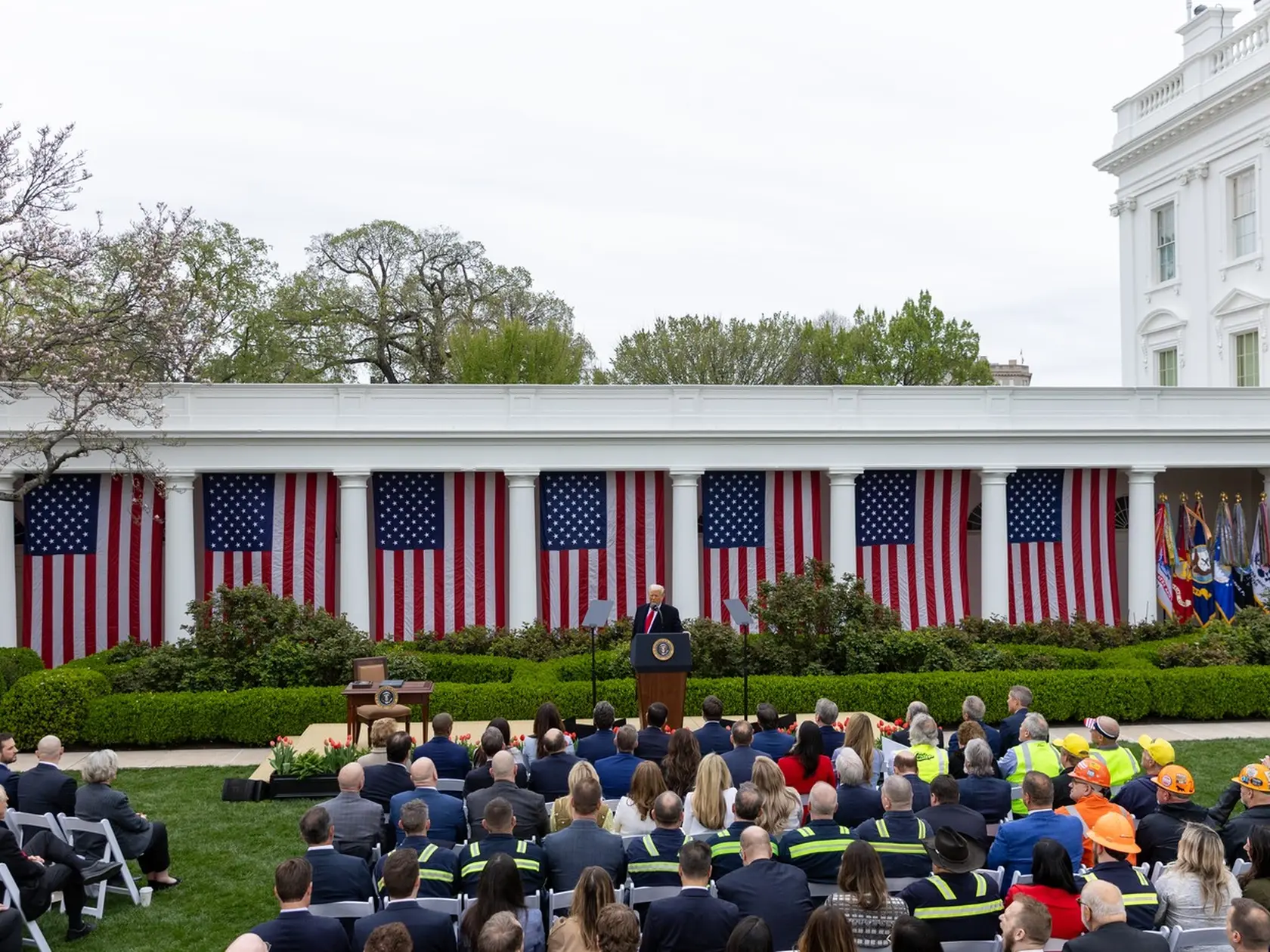 Donald Trump v Ružovej záhrade Bieleho domu podpisuje recipročné clá.
