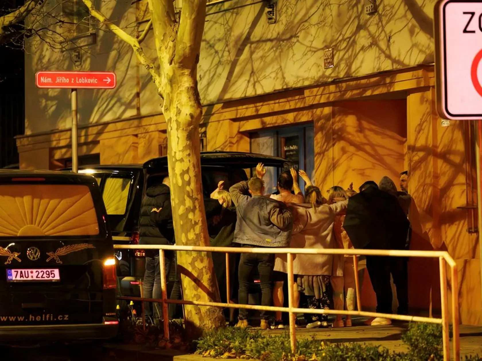 Kamaráti Aničky Slováčkovej (†29) vytvorili okolo pohrebného auta s jej telom polkruh a rozlúčili sa s ňou.