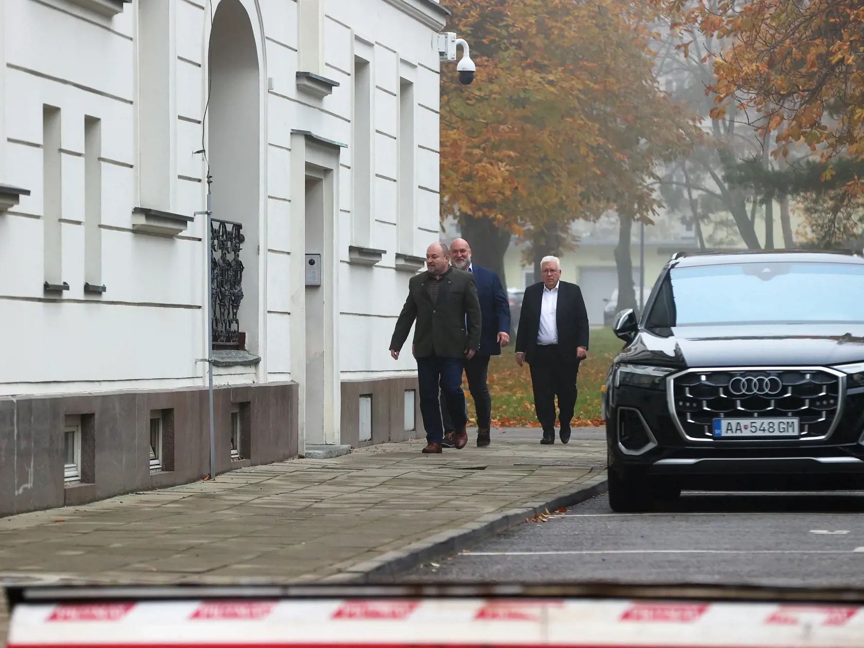Na snímke je predseda Národnej koalície Rudolf Huliak s poslancami Ivanom Ševčíkom a Pavlom Ľuptákom na ceste na  Úrad vlády.