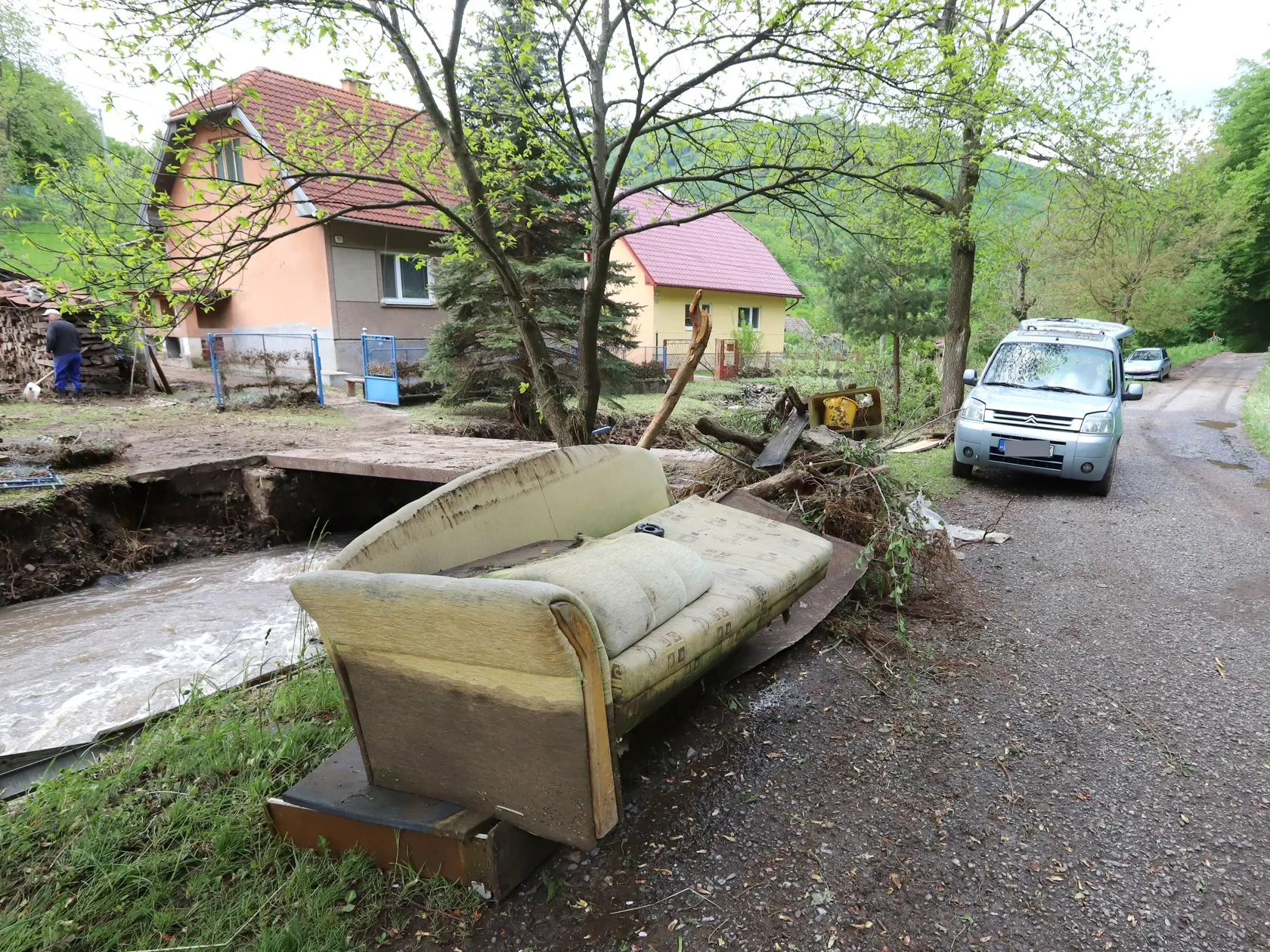Na snímke materiálne škody v obci Rudno nad Hronom, okres Žarnovica, ktorú zasiahla povodeň po pondelkovom (17. mája) pretrhnutí protipovodňovej hrádze 18. mája 2021. FOTO TASR - Ján Krošlák