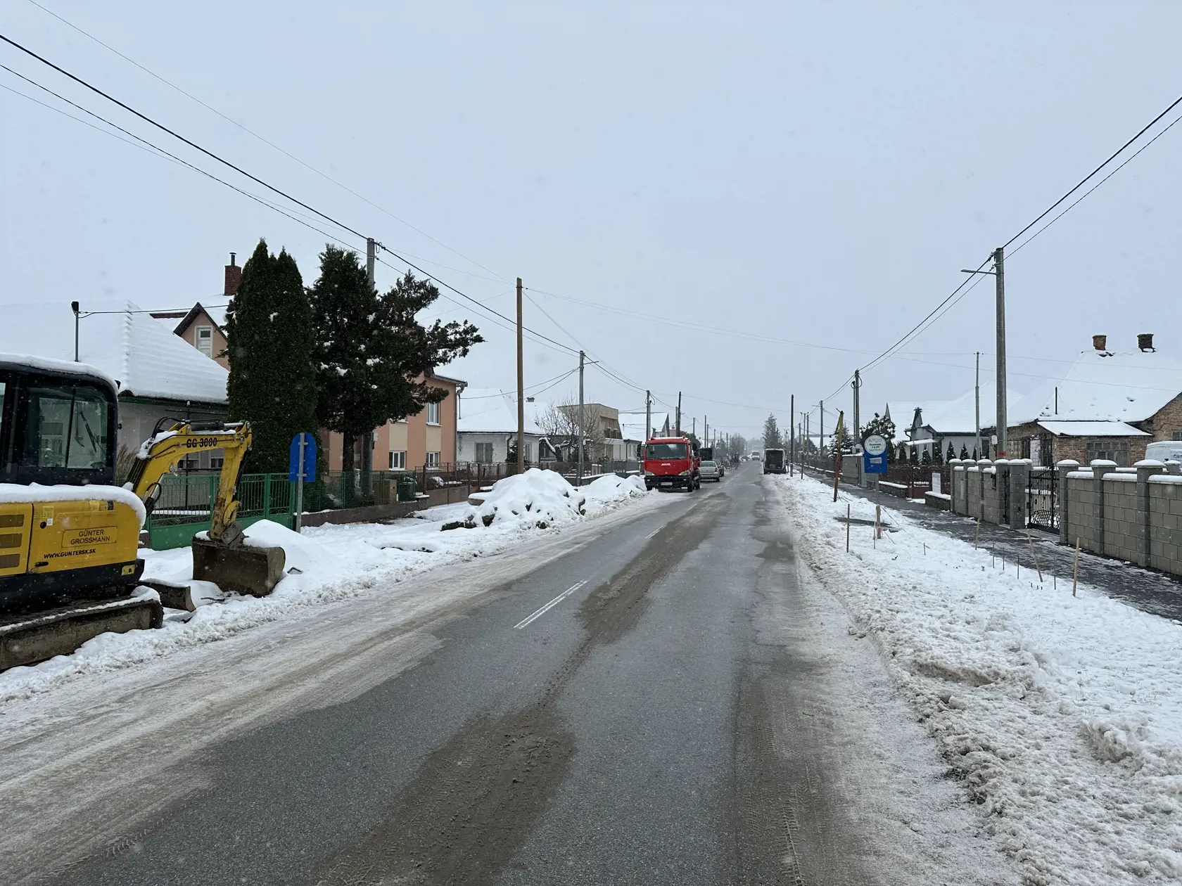Práve na tejto ulici v noci z nedele na pondelok, pár hodín po pohrebe syna, vypálila do vzduchu celý zásobník plynovej pištole Romanova mama Iveta.