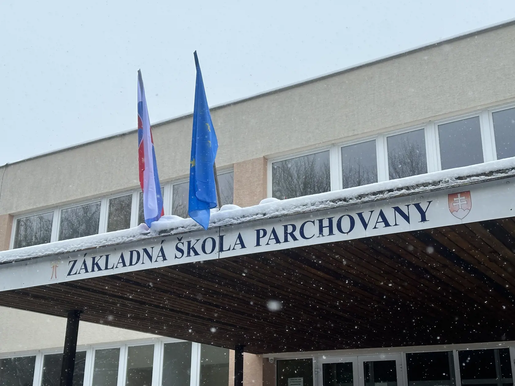 Nad vstupom do školy už čierna vlajka neveje.