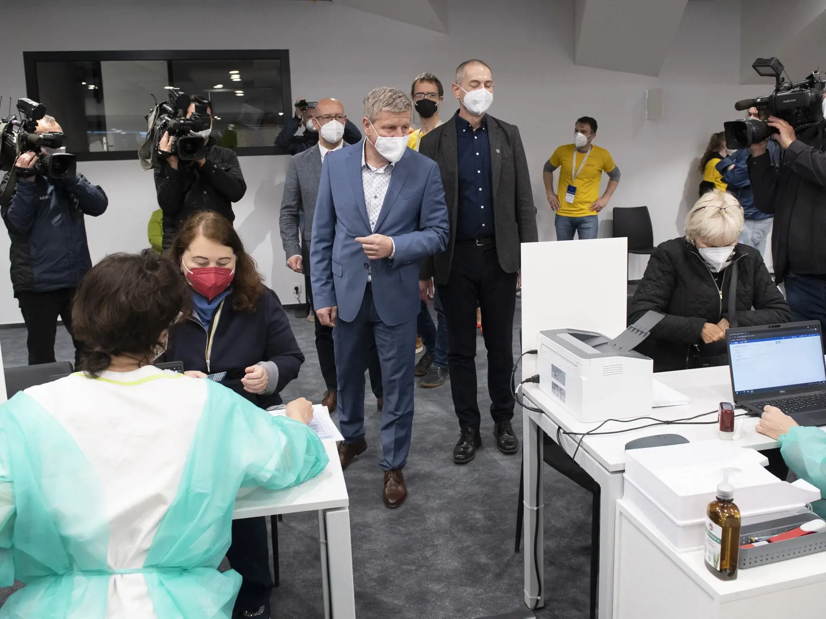 Na snímke uprostred minister zdravotníctva SR Vladimír Lengvarský počas návštevy veľkokapacitného vakcinačného centra v priestoroch Národného futbalového štadióna 20. mája 2021 v Bratislave. FOTO TASR - Pavel Neubauer
