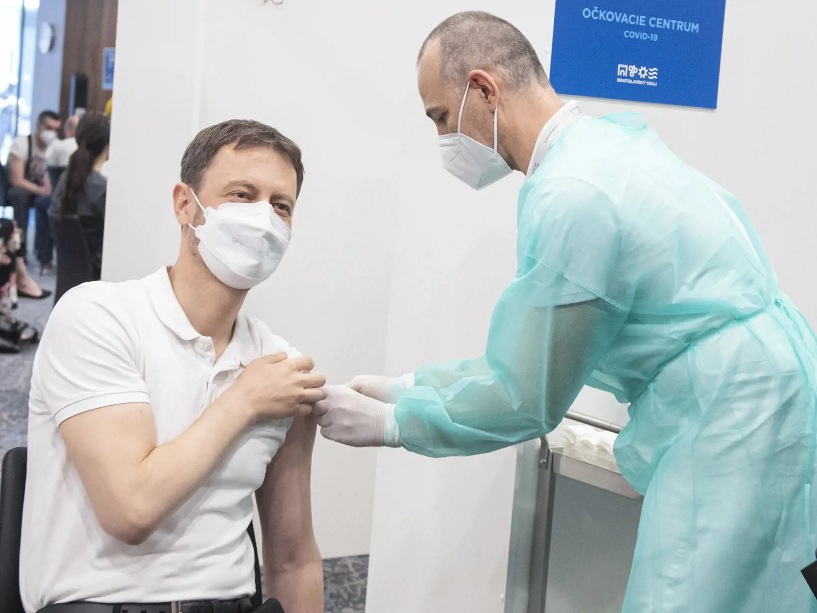 Predseda vlády SR Eduard Heger sa tiež zaočkoval na Národnom futbalovom štadióne. Podali mu vakcínu od spoločnosti AstraZeneca.