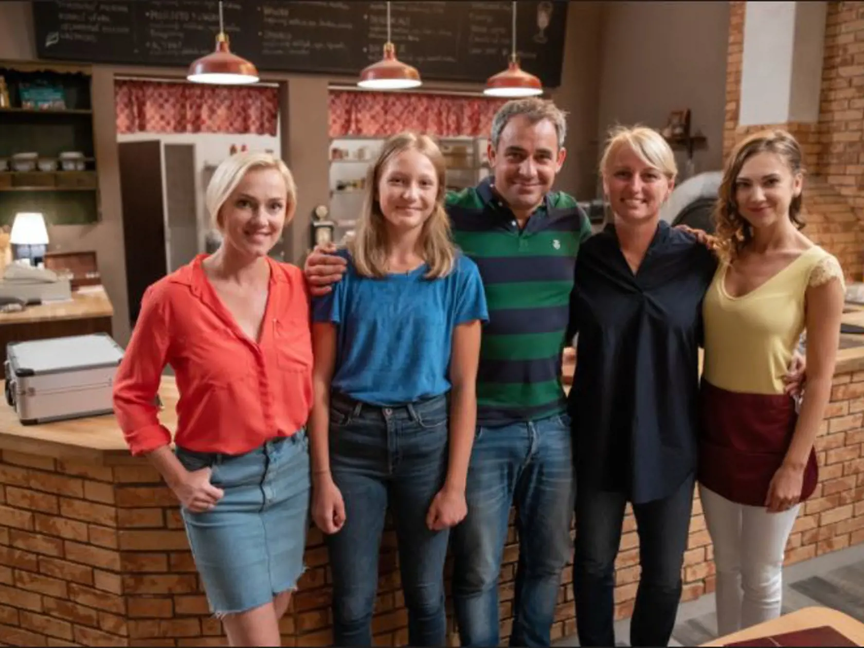 V Oteckoch si zahrala dcéra Karin Habšudovej Nicole (druhá zľava).