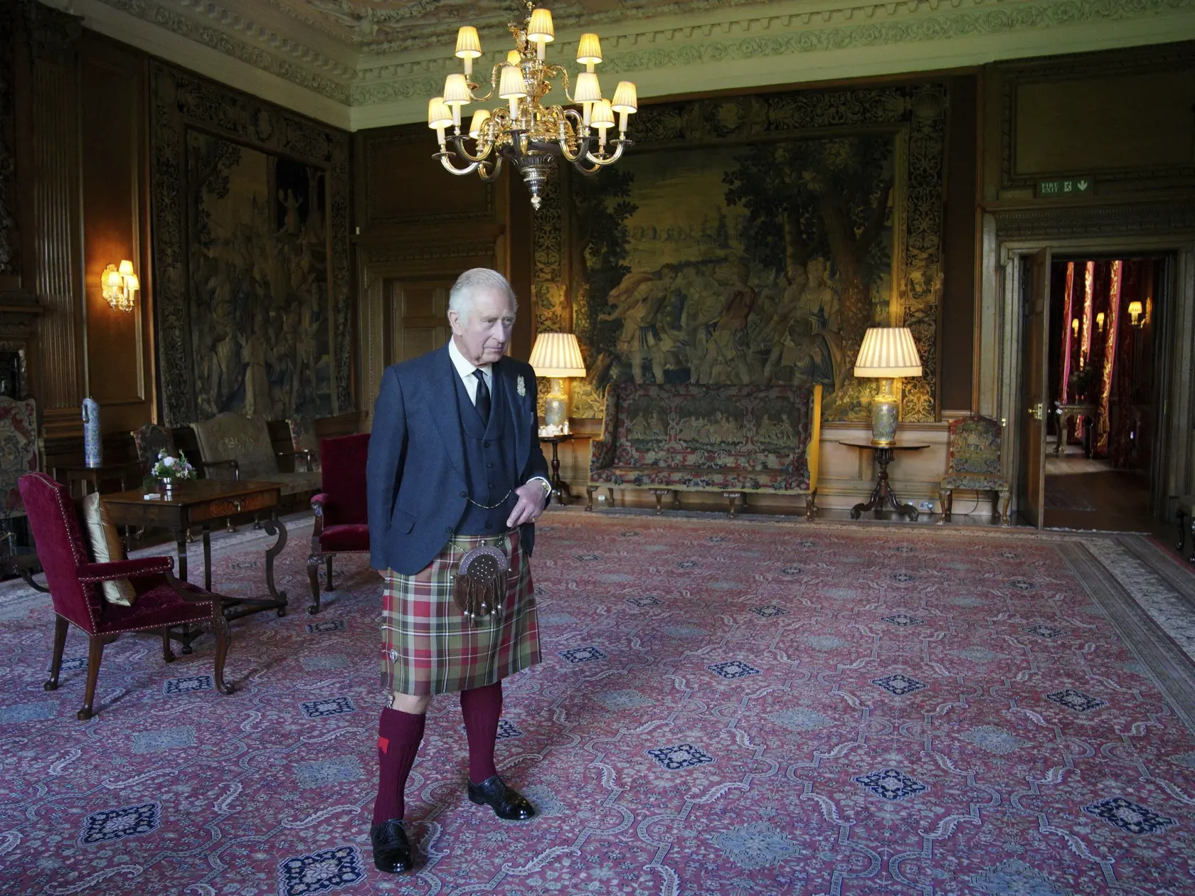 Britský kráľ Charles III. stojí pred stretnutím s predsedníčkou škótskeho parlamentu Alison Johnstoneovou v zámku Holyrood v škótskom Edinburghu v pondelok 12. septembra 2022.