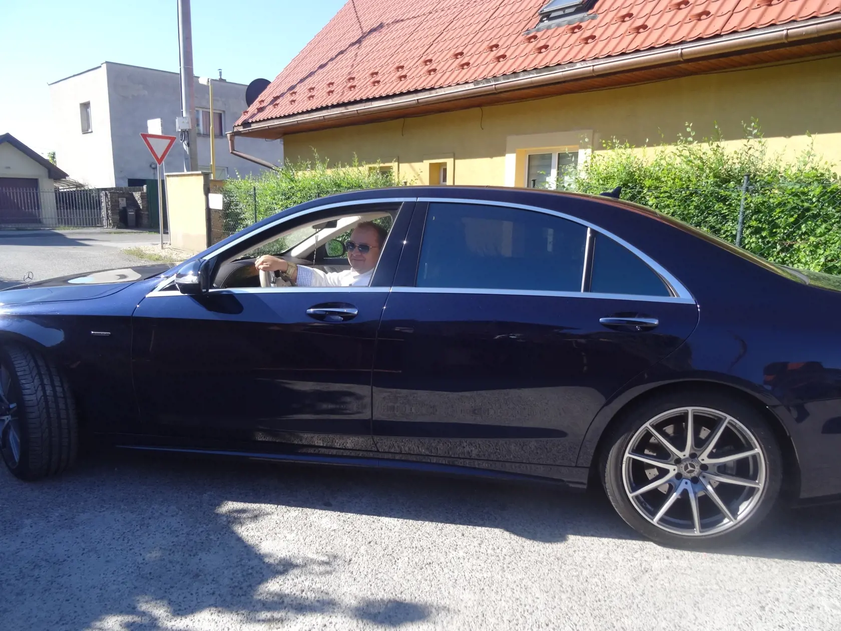 Kráľ miluje rýchle a luxusné autá.