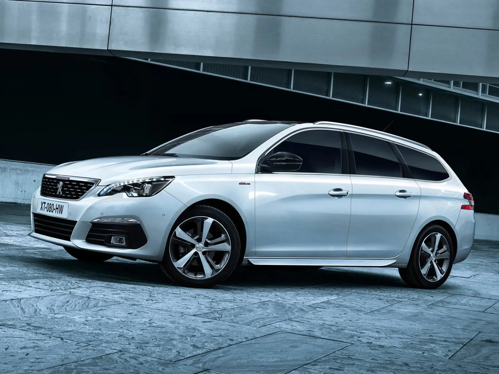 10. miesto: Peugeot 308 SW - podľa združenia ZAP SR sa na Slovensku v roku 2017 oficiálne predalo 459 kusov. Základný objem kufra je 610 litrov.