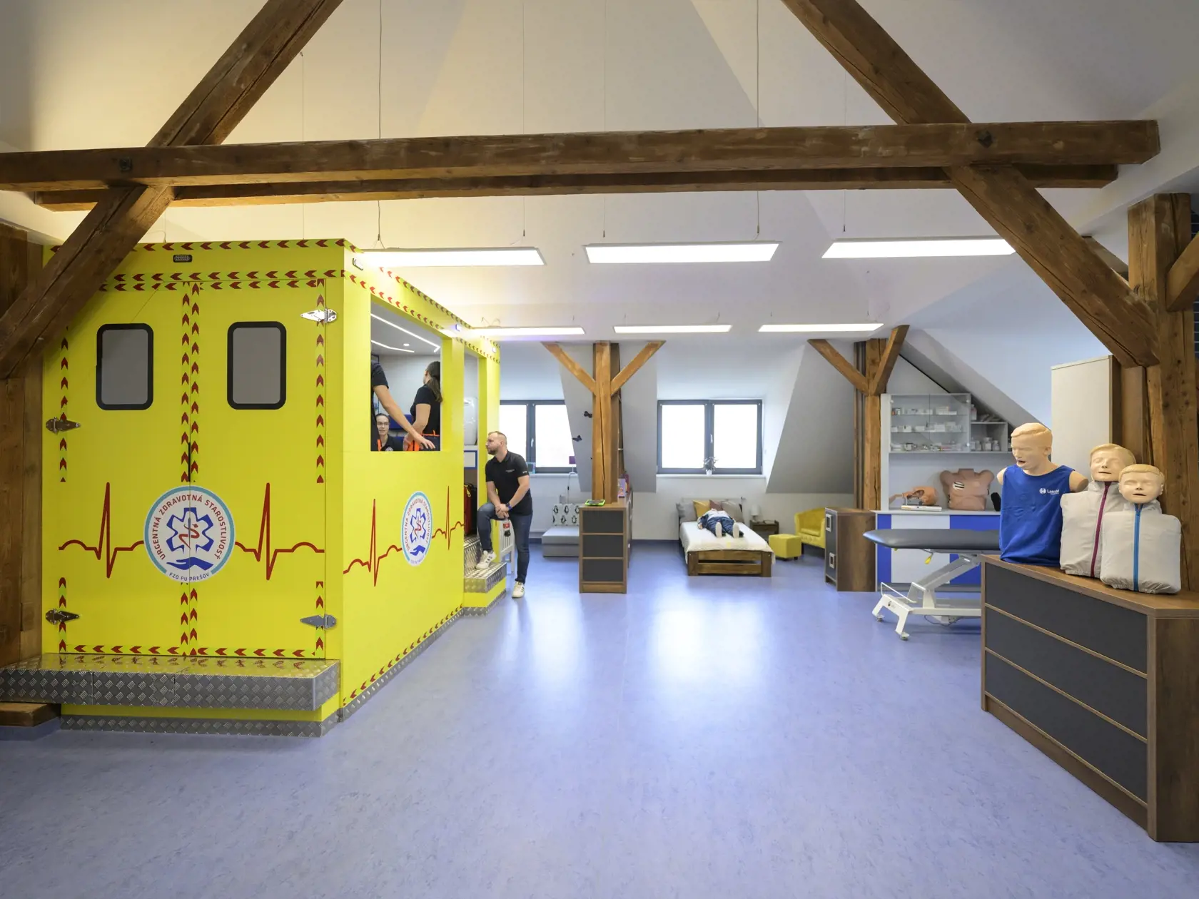 Na snímke učebňa, zľava simulátor reálneho sanitného vozidla Záchrannej zdravotnej služby, spálňa a ambulancia urgentného príjmu počas otvorenia simulačnej učebne pre študentov urgentnej zdravotnej starostlivosti Fakulty zdravotníckych odborov Prešovskej univerzity v Prešove 19. novembra 2024. FOTO TASR - Veronika Mihaliková
