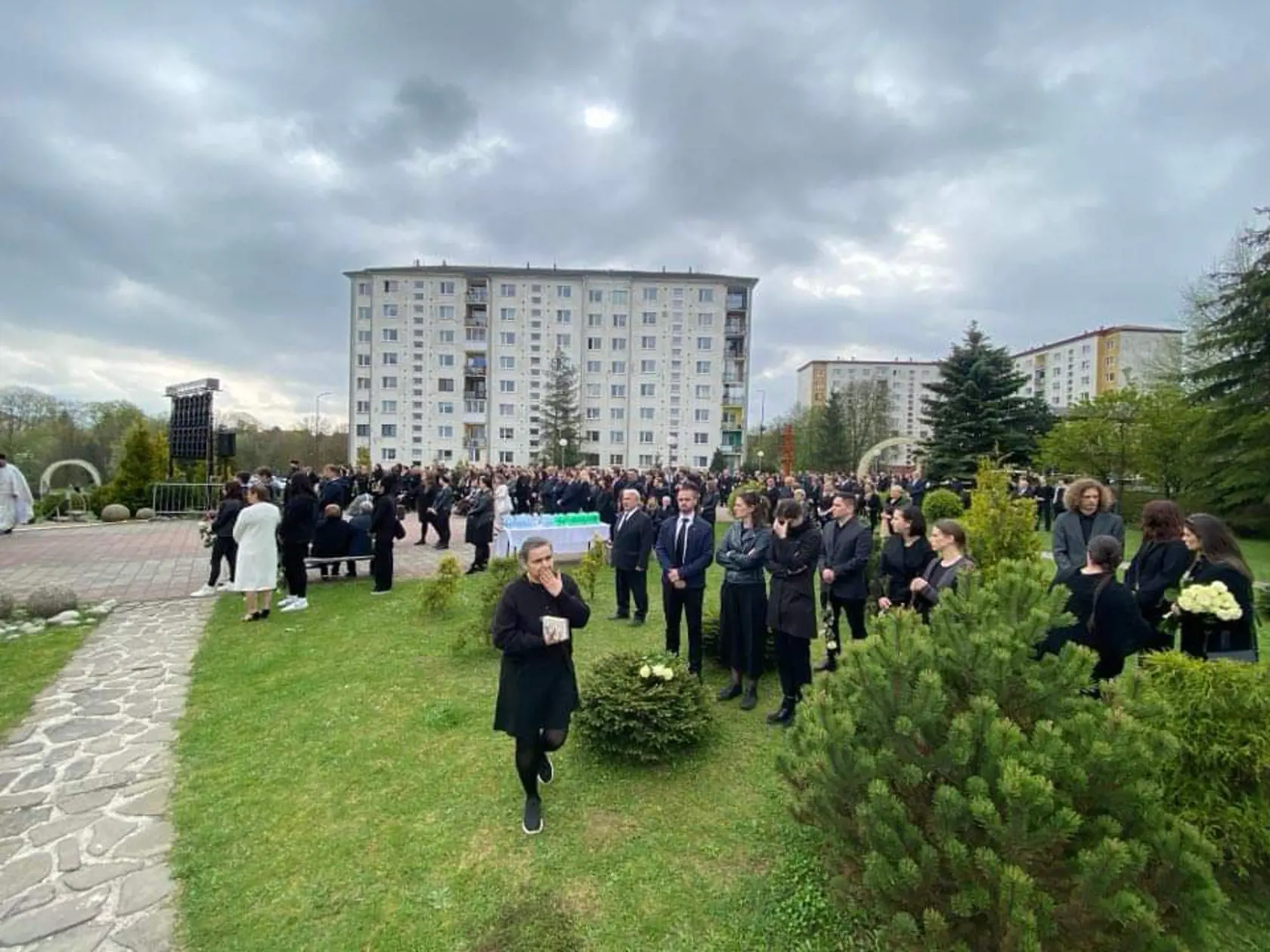 Desiatky ľudí sa prišli rozlúčiť s dievčatami, ktoré tragicky zahynuli.