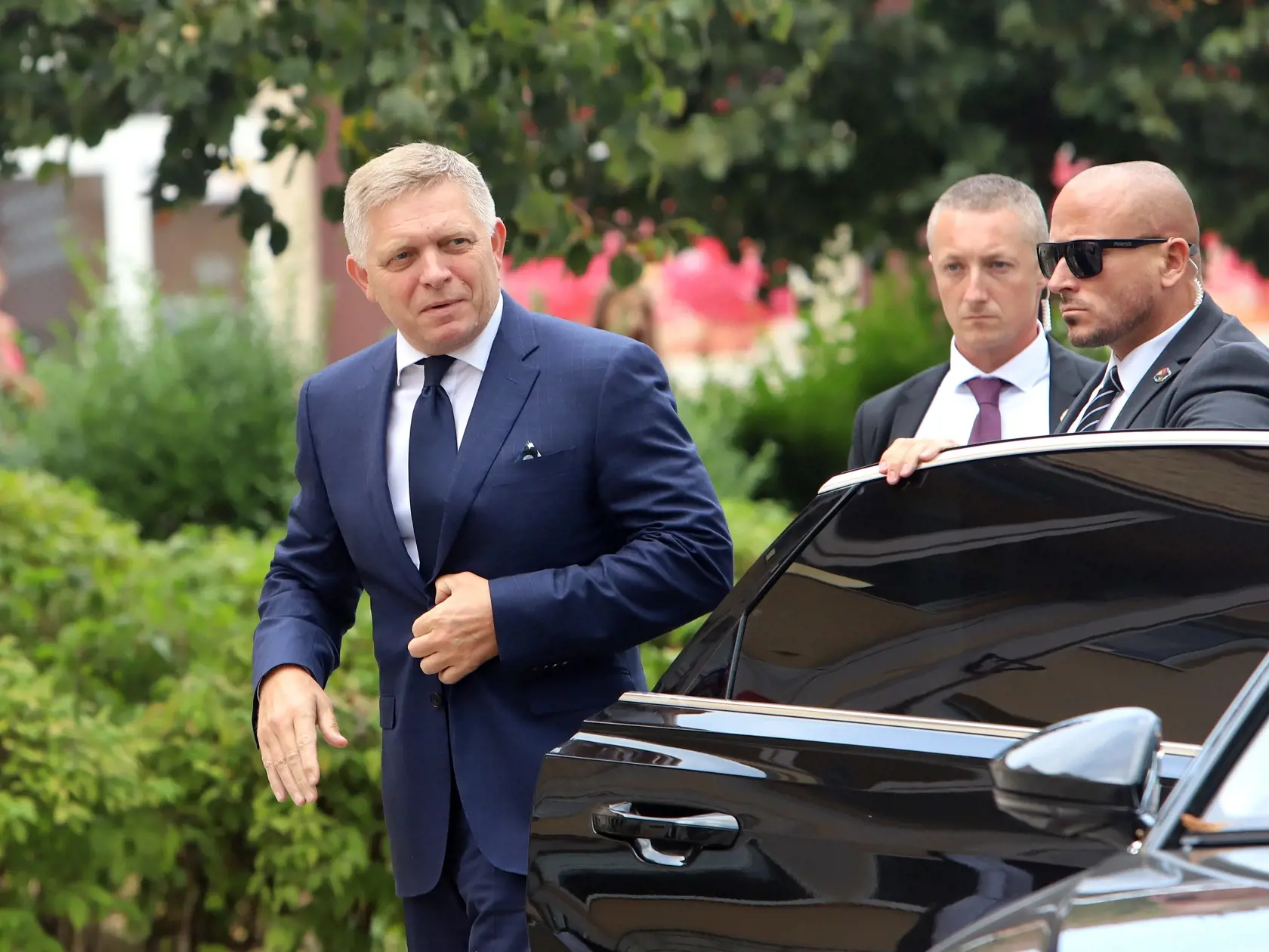 Predseda vlády SR Robert Fico (Smer-SD) absolvoval regionálny výjazd v Handlovej. Zúčastnil sa na slávnostnom prestrihnutí pásky pri otvorení zrekonštruovaných priestorov školy, neskôr navštívil výrobný závod na chov sladkovodných rýb AGRO Rybia farma, ktorý vznikol v rámci transformácie uhoľného regiónu a zamestnáva bývalých baníkov. Na záver návštevy sa stretol s primátorkou Handlovej Silviou Grúberovou. Na snímke predseda vlády SR Robert Fico v Handlovej 6. septembra 2024. FOTO TASR - Ján Kro
