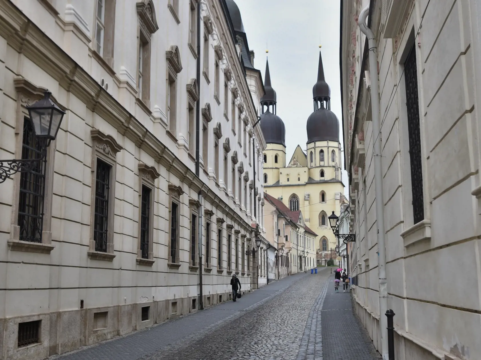 Po otvorení obchodov pre všetkých žiadajú predstavitelia cirkví rovnaké uvoľnenie opatrení aj pre bohoslužby. Na snímkach protipandemické opatrenia v kostoloch.