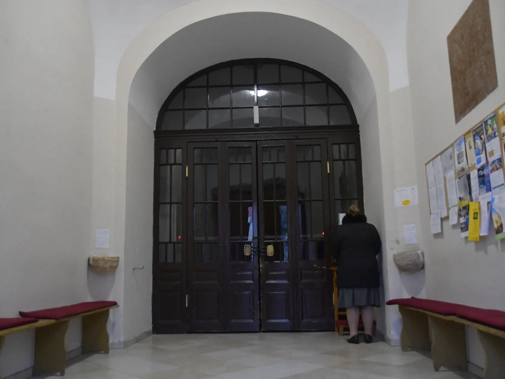 Po otvorení obchodov pre všetkých žiadajú predstavitelia cirkví rovnaké uvoľnenie opatrení aj pre bohoslužby. Na snímkach protipandemické opatrenia v kostoloch.