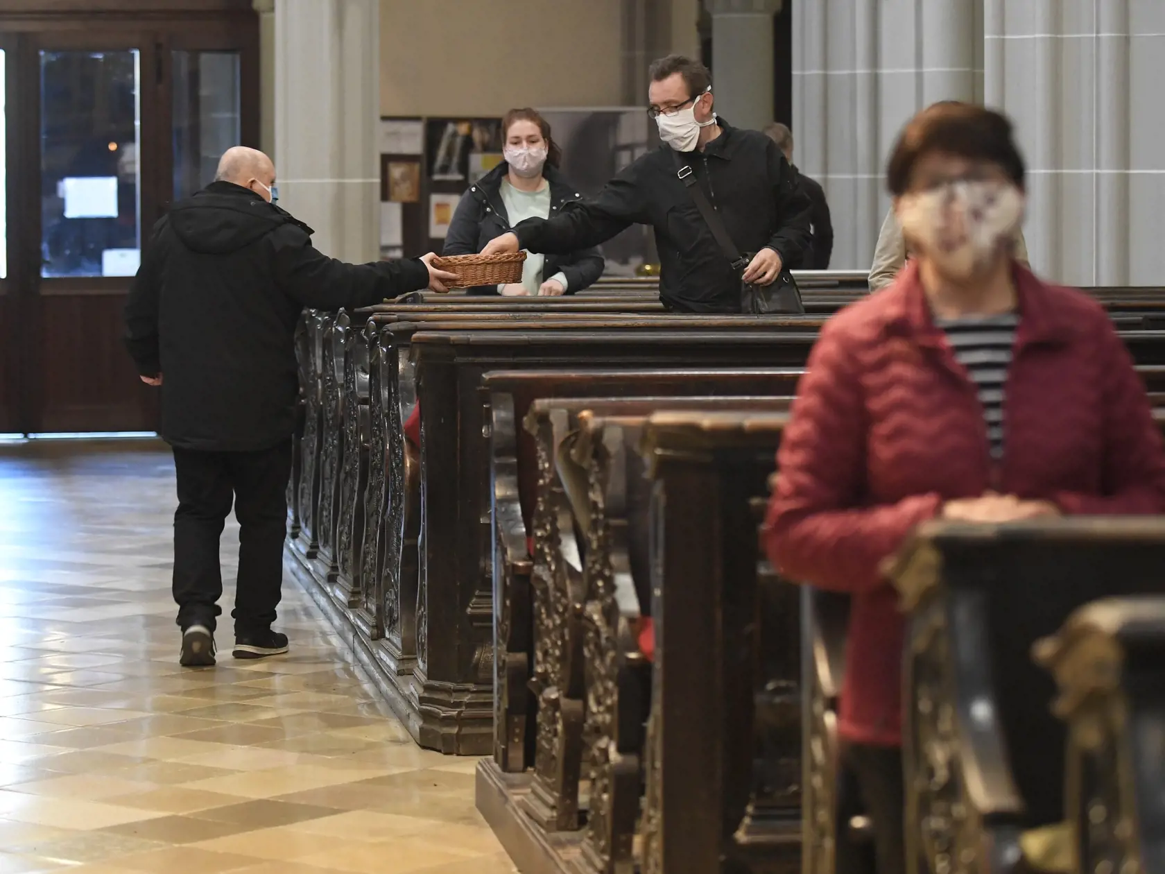 Po otvorení obchodov pre všetkých žiadajú predstavitelia cirkví rovnaké uvoľnenie opatrení aj pre bohoslužby. Na snímkach protipandemické opatrenia v kostoloch.