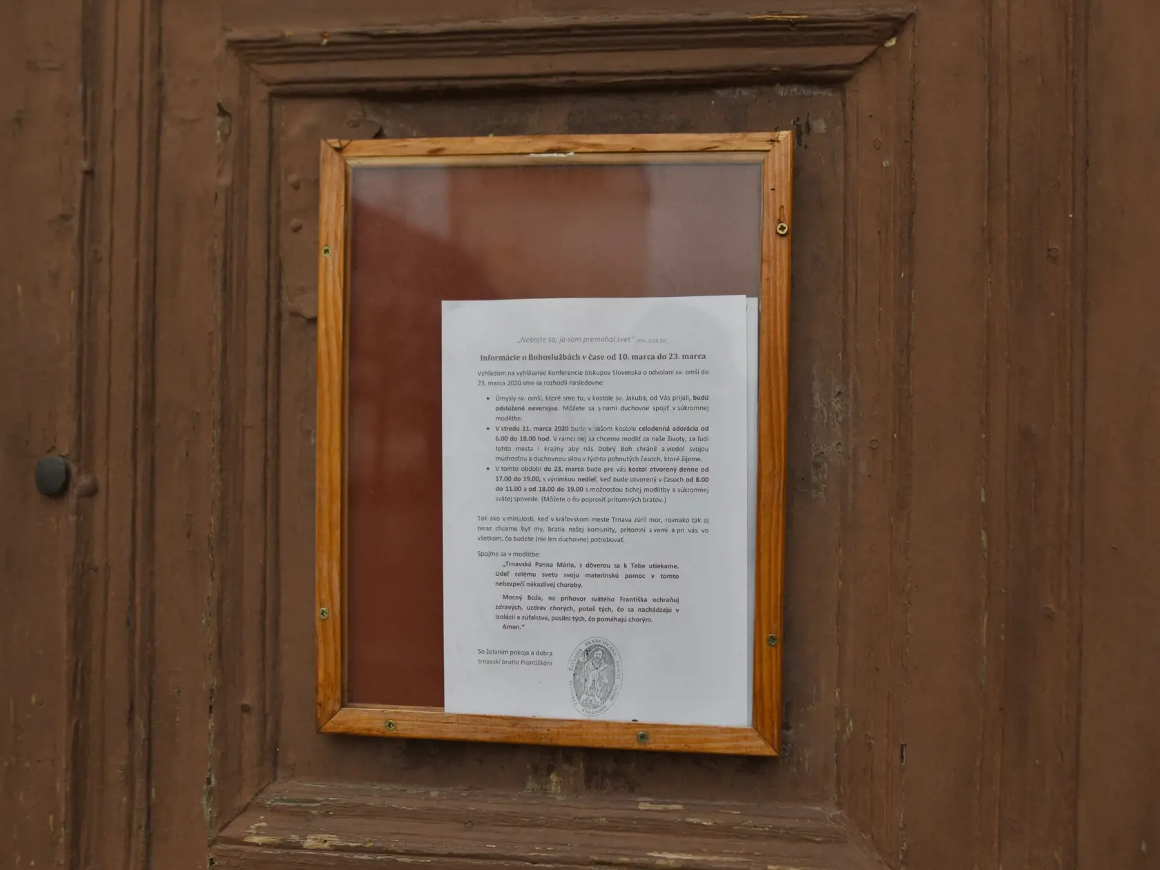 Po otvorení obchodov pre všetkých žiadajú predstavitelia cirkví rovnaké uvoľnenie opatrení aj pre bohoslužby. Na snímkach protipandemické opatrenia v kostoloch.