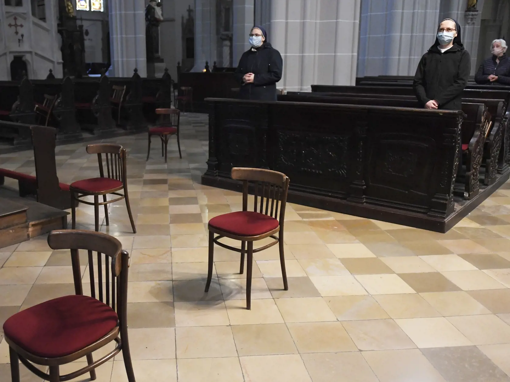 Po otvorení obchodov pre všetkých žiadajú predstavitelia cirkví rovnaké uvoľnenie opatrení aj pre bohoslužby. Na snímkach protipandemické opatrenia v kostoloch.