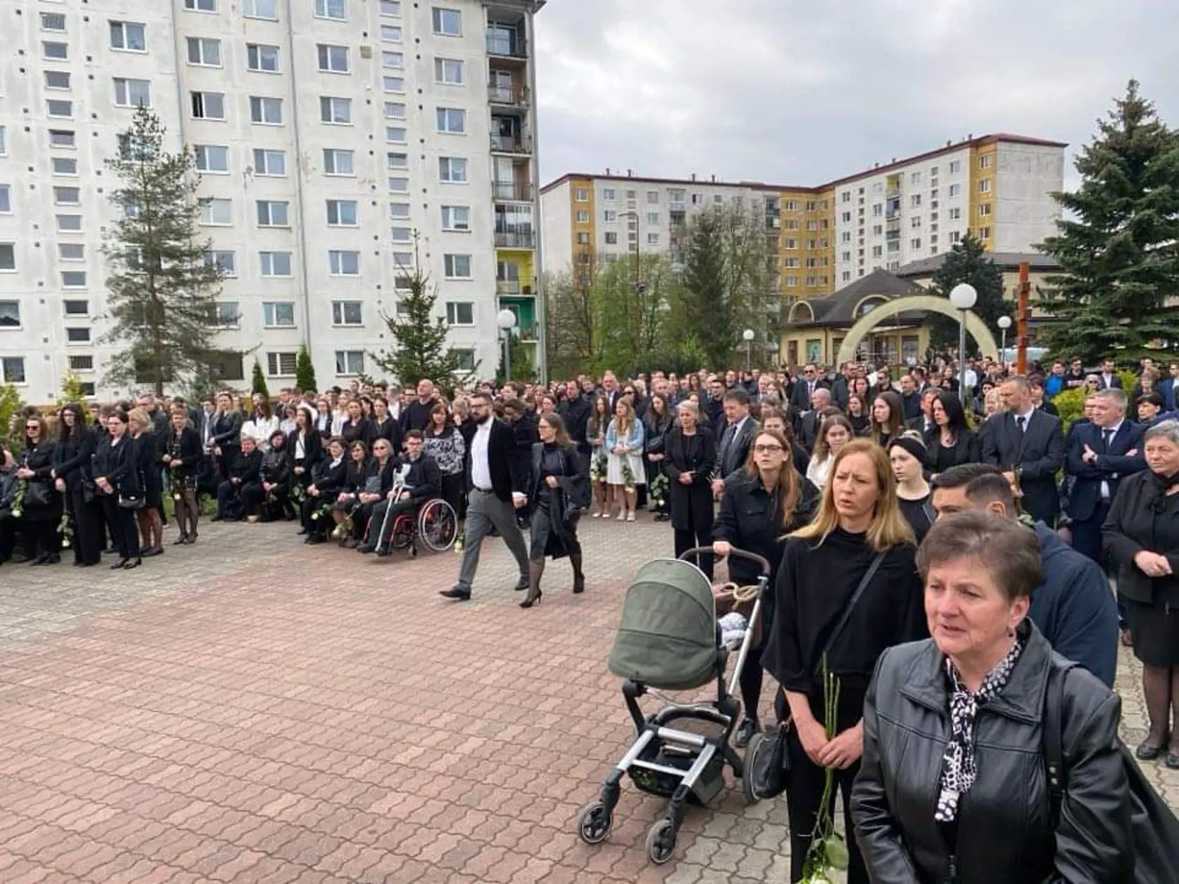 Desiatky ľudí sa prišli rozlúčiť s dievčatami, ktoré tragicky zahynuli.