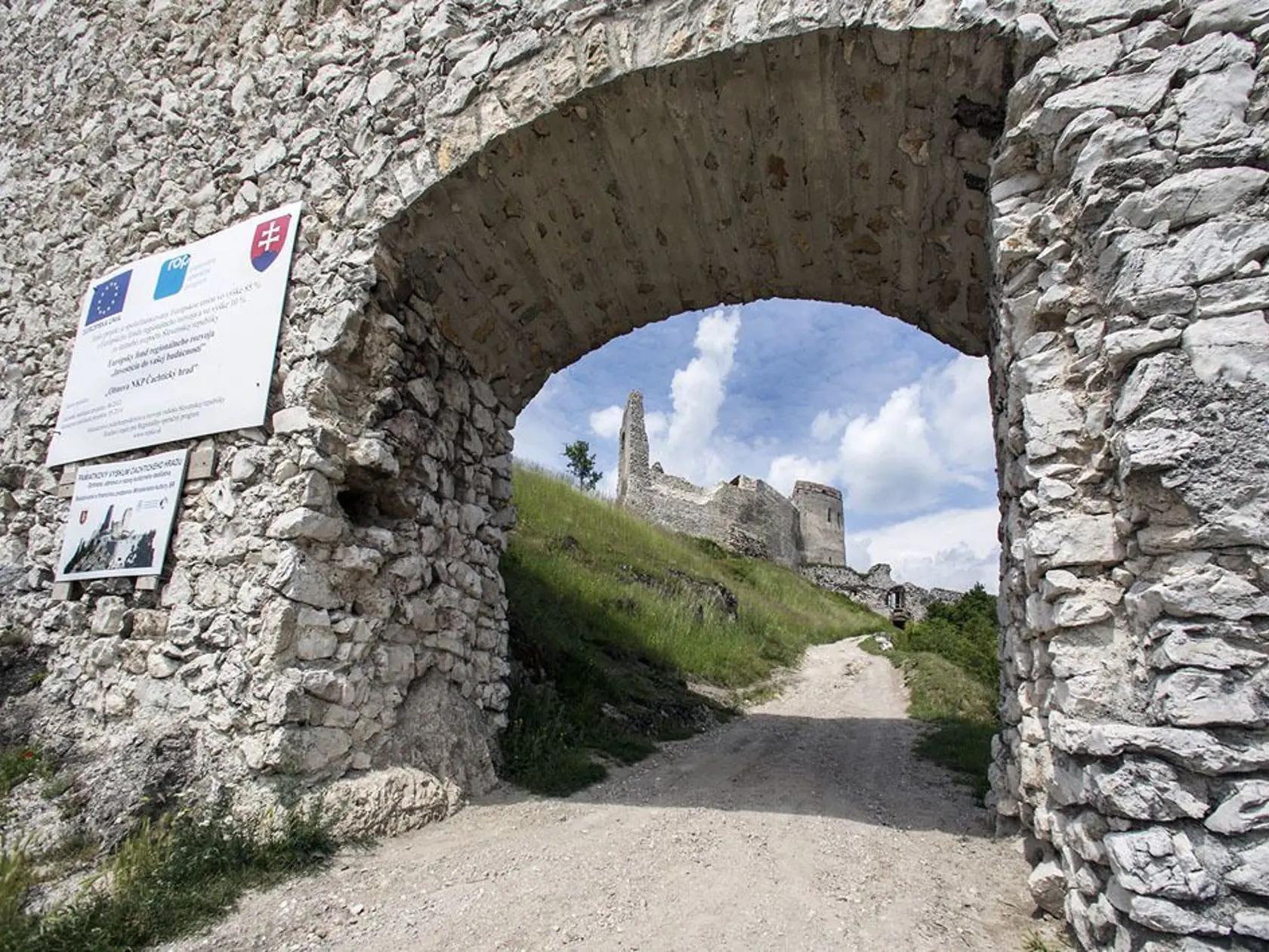 Z popola povstala i najvyššia veža (vľavo). Pred takmer 20 rokmi do nej udrel blesk.