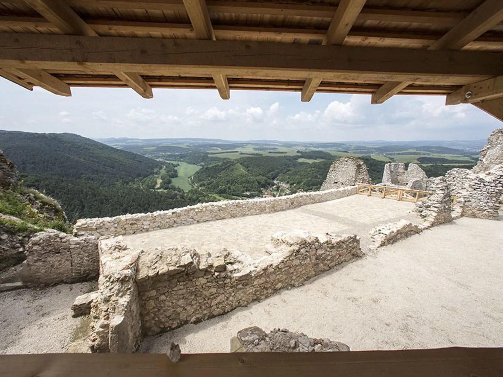 Hrad je dnes iný. Vznikli tam pivničné priestory, katakomby i vyhliadkové terasy.
