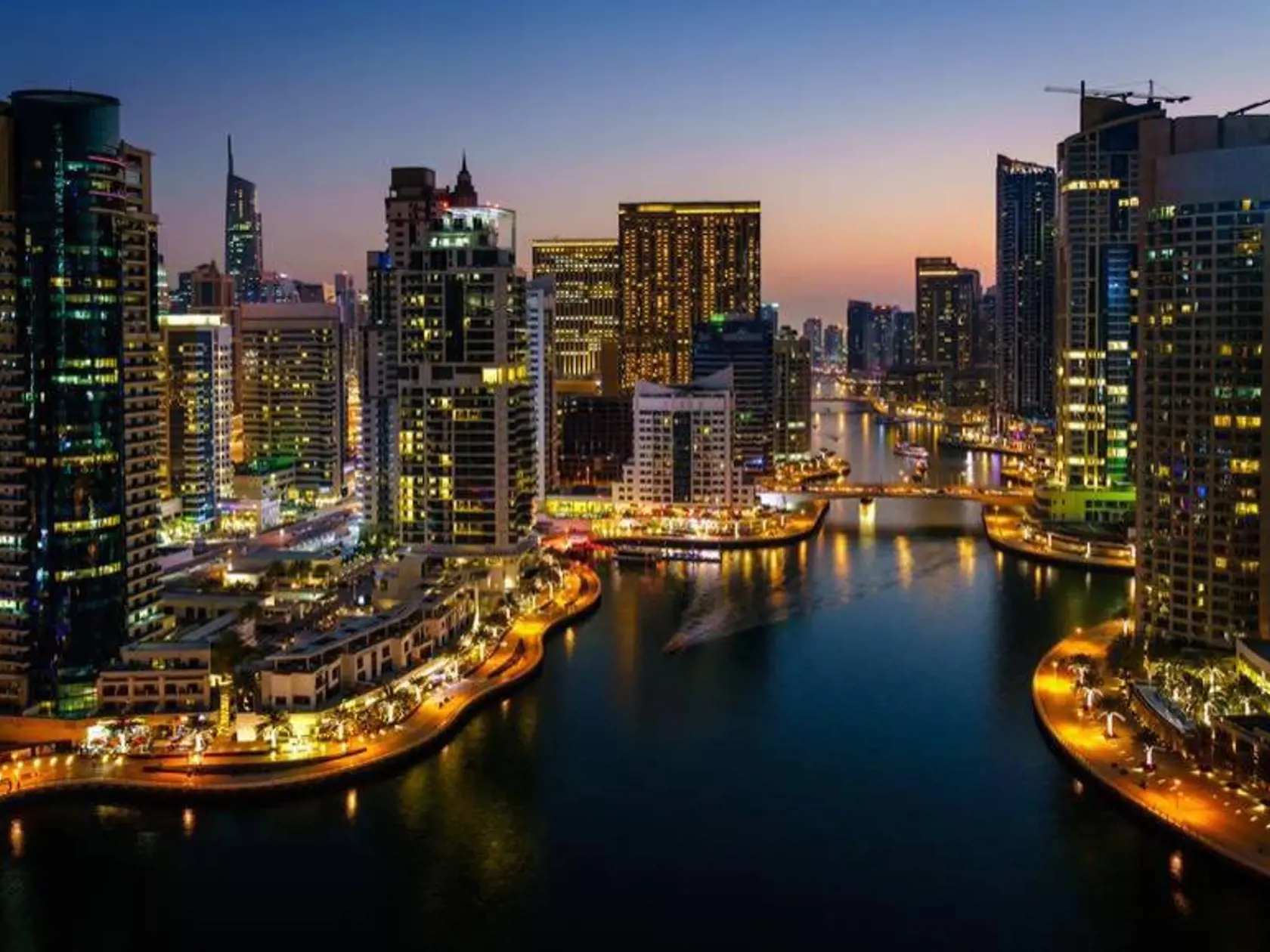 Až 90 % investorov do nehnuteľností v Dubaji sú podľa nej cudzinci. Je to hlavne tým, že samotné mesto je tvorené asi z 80 % prisťahovalcov. Aj u Slovákov je Dubaj obľúbenou investičnou a dovolenkovou destináciou.