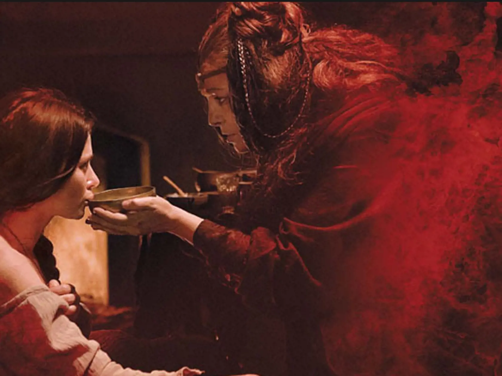 Zábery z filmu Juraja Jakubiska Bathory. Aj on vykreslil čachtickú pani ako ženu, ktorá si vybíjala na slúžkach zlosť. Kúpala sa v červenom kúpeli, ktorý bol však v jeho filme zafarbený vďaka bylinkám.