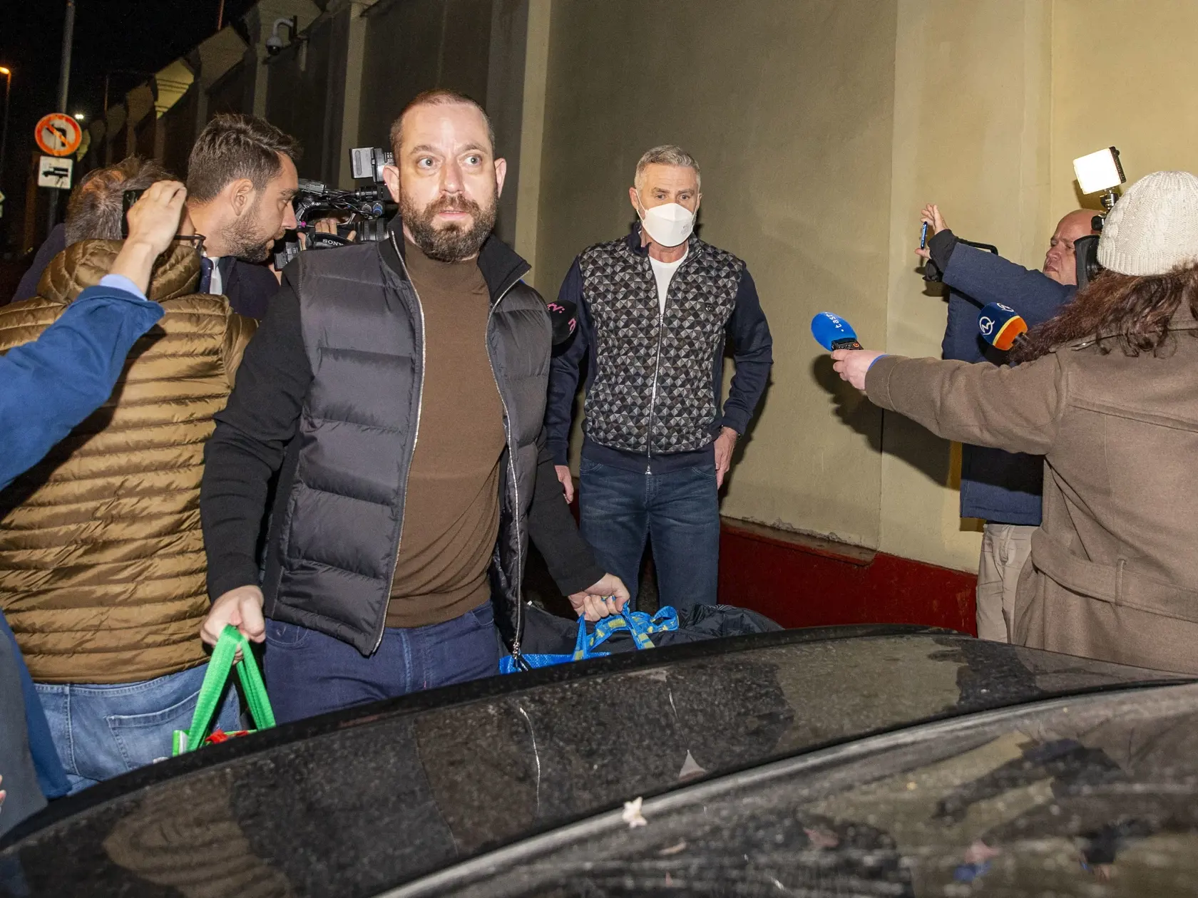 Na snímke je bývalý policajný prezident Tibor Gašpar pri prepustení z väzby. 