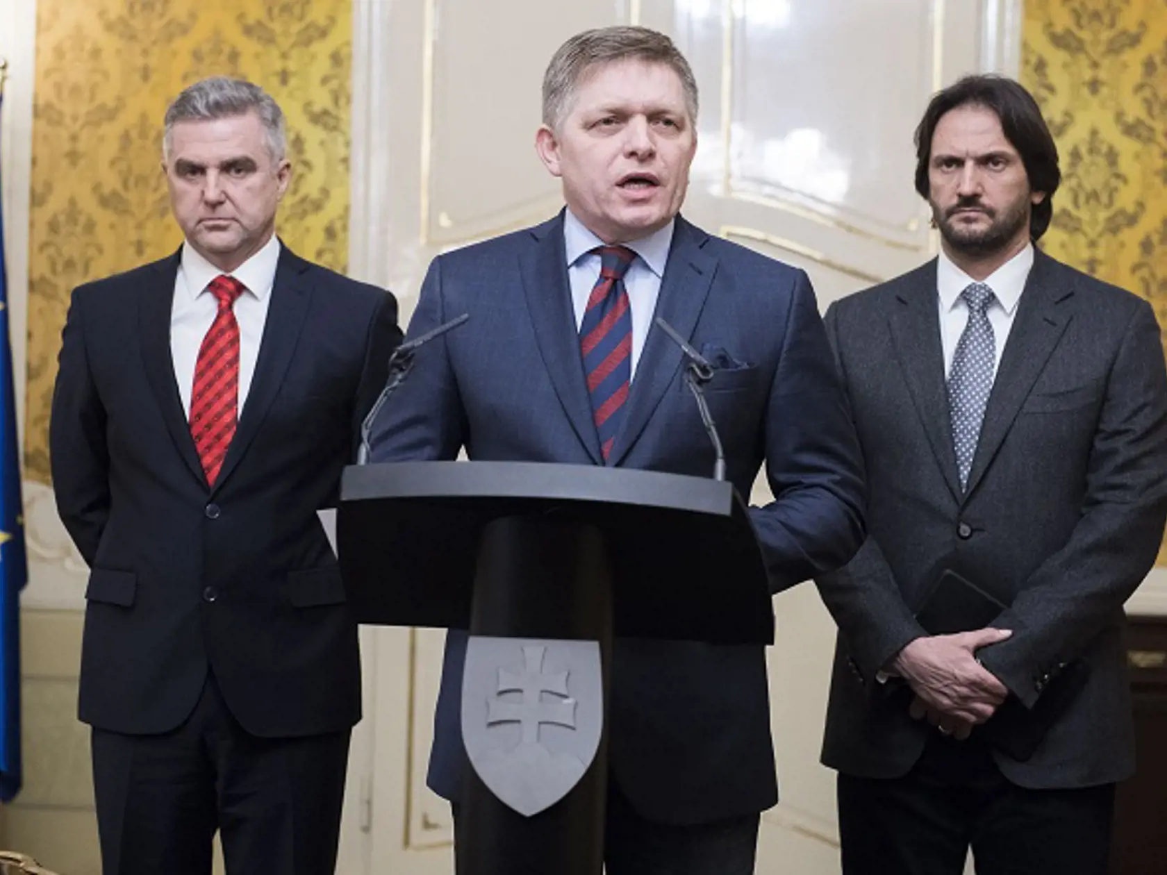 Na snímke zľava exprezident Policajného zboru SR Tibor Gašpar, expredseda vlády SR Robert Fico a exminister vnútra SR Robert Kaliňák počas tlačovej konferencie o vyšetrovaní vraždy novinára Jána Kuciaka a jeho priateľky v Bratislave 27. februára 2018.