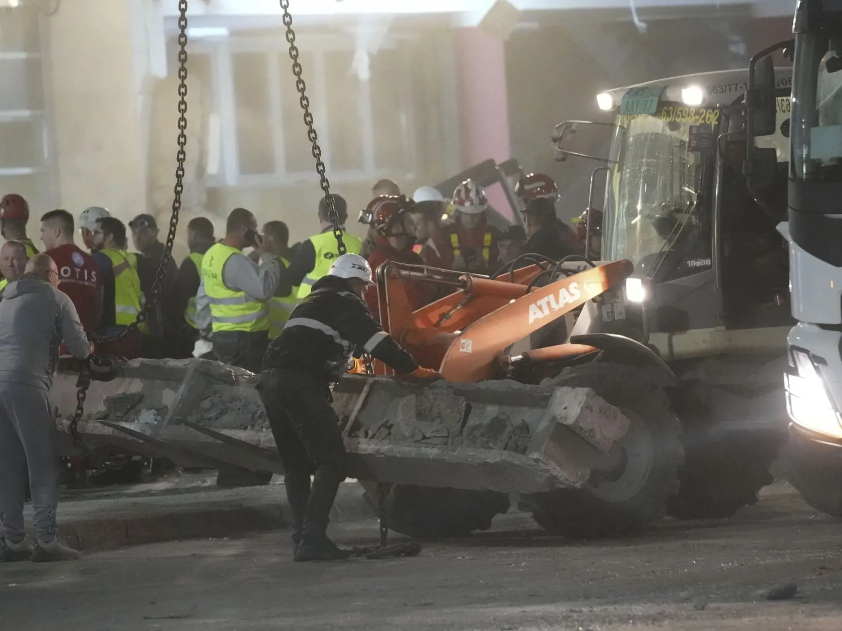  Novi Sad - Záchranári hľadajú obete po páde časti strechy železničnej stanice v srbskom meste Nový Sad v piatok 1. novembra 2024. Najmenej 11 ľudí zahynulo v piatok pri zrútení časti strechy železničnej stanice v srbskom meste Nový Sad. Troch ďalších ľudí zachránili a hospitalizovali s vážnymi zraneniami. FOTO TASR/AP
