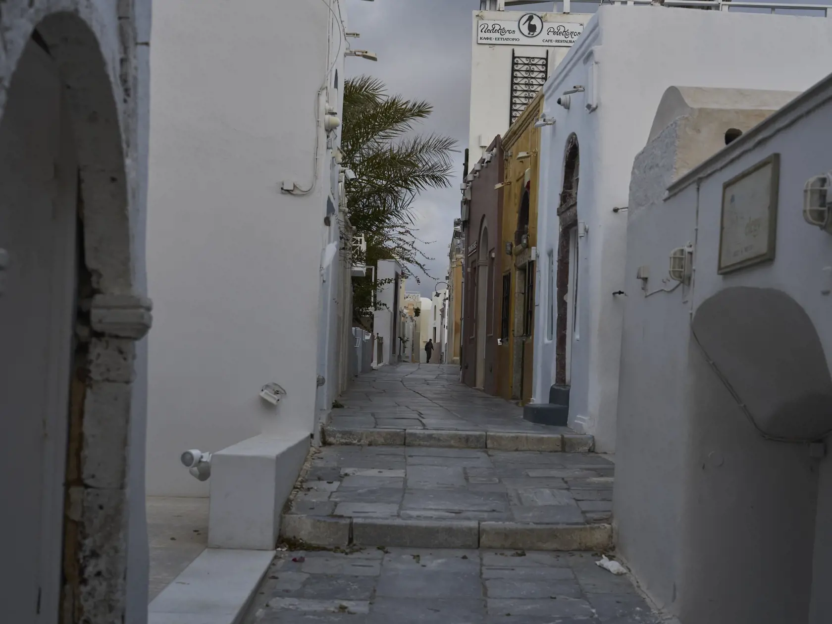 Muž sa prechádza na prázdnej ulici na zemetrasením postihnutom gréckom ostrove Santorini 4. februára 2025.