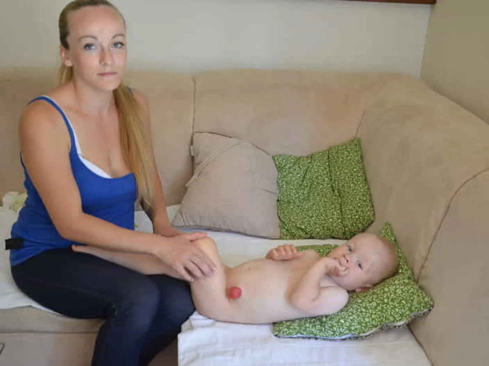 Lukáško sa narodil bez vyvinutého konečníka. Lekári mu na Slovensku museli urobiť vývod z bruška. Črievko, ktoré nedorástlo a zablúdilo, vrástlo do močových ciest.