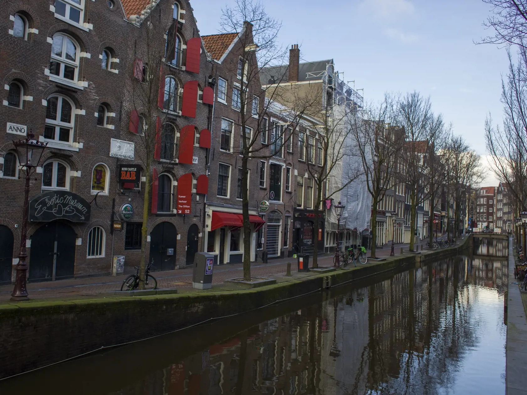 JB 21 Amsterdam - Prázdna ulica počas lockdownu v štvrti Red Light District v Amsterdame 4. februára 2021. Holandsko predĺži platnosť mnohých opatrení proti nákaze koronavírusom až do 2. marca a dôvodom sú obavy z "rýchleho šírenia" variantu, prvýkrát zisteného v Británii. V utorok to oznámil holandský premiér Mark Rutte, ktorého citovala tlačová agentúra AFP. Rutte však potvrdil, že základné školy sa znovu otvoria 8. februára a na budúci týždeň sa otvoria aj niektoré obchody, aby mohli zozbiera