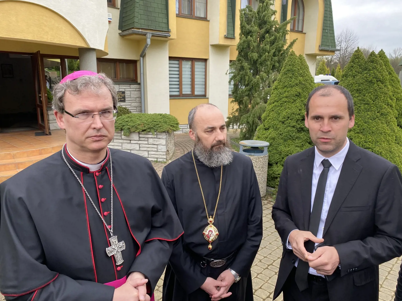 Pohreb Katky (†17) Lucky (†17) a Sofie (†18), obetí nehody pri Spišskej Kapitule, pri svätej liturgii koncelebrovali biskup František Trstenský, prešovský arcibiskup Jonáš Maxim. Vpravo hovorca Konferencie biskupov Slovenska Michal Lipjak.