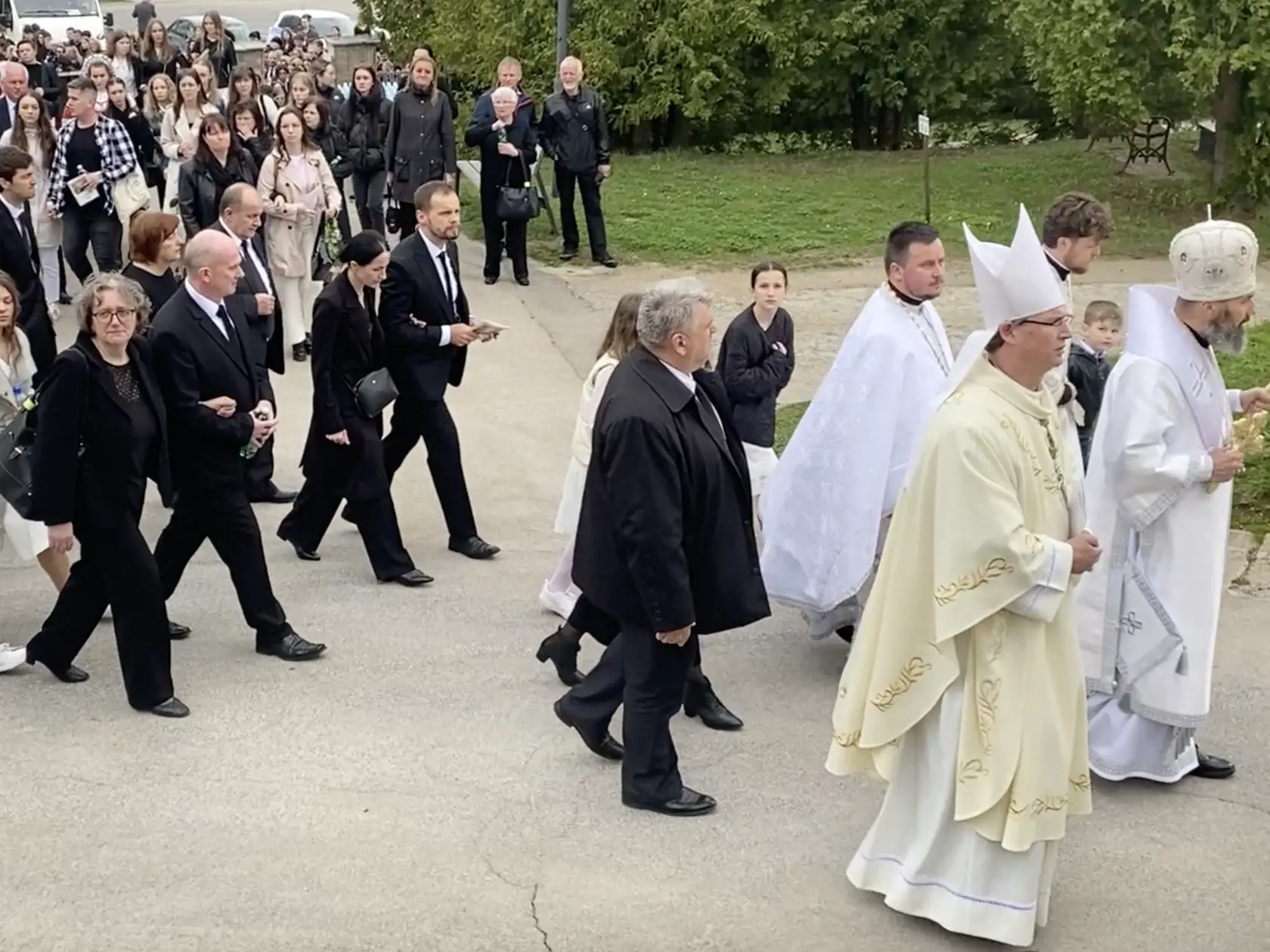 Príbuzní obetí tragickej nehody pri Spišskom Podhradí 6. 4. 2024 šli v smútočnom sprievode za zástupom kňazov a cirkevných hodnostárov.