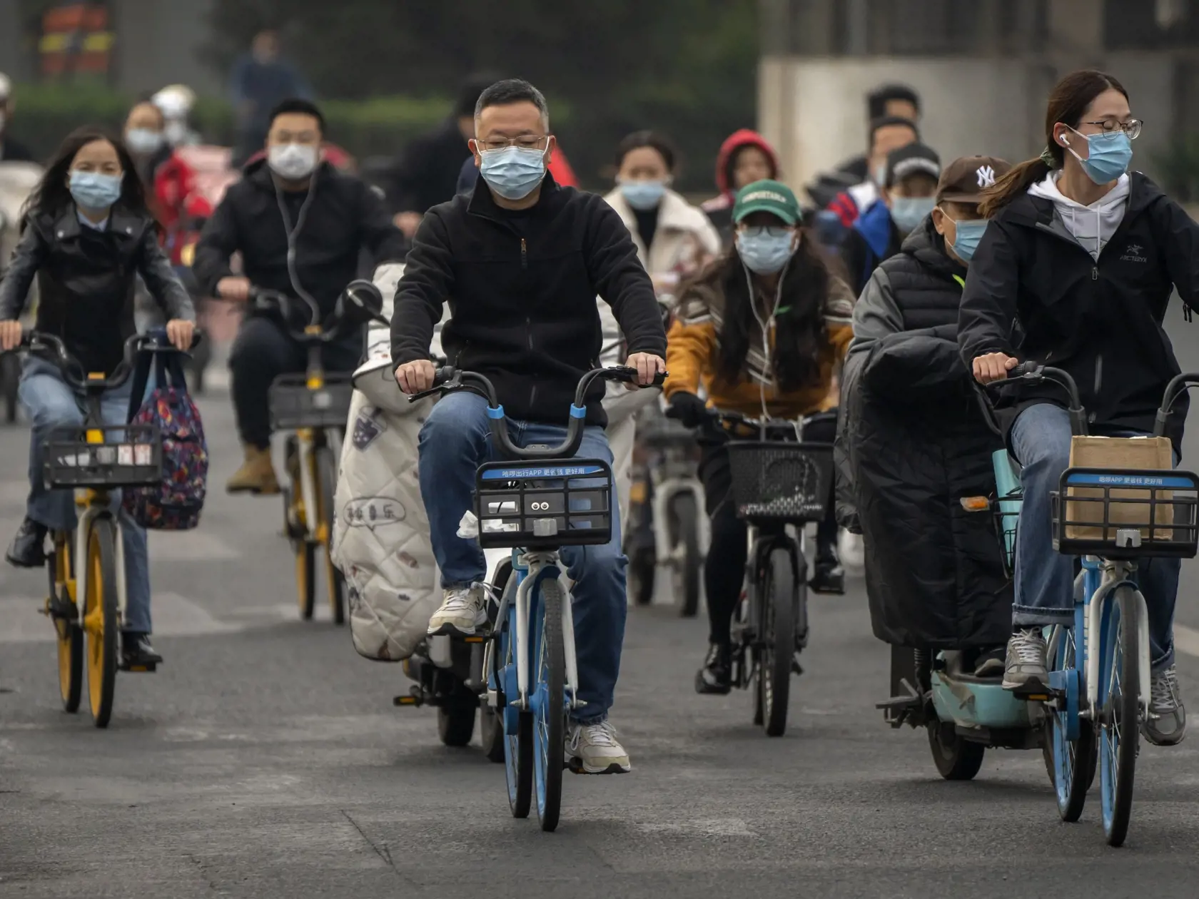 JB 13 Peking - Ľudia s ochrannými rúškami jazdia na bicykloch na ulici v centrálnej obchodnej štvrti v čínskom Pekingu 28. októbra 2022. Čína zvažuje skrátenie karantény pre ľudí prichádzajúcich na jej územie z desiatich na sedem dní. Vo štvrtok to uviedla agentúra Bloomberg News, ktorá sa odvoláva na nemenovaný zdroj oboznámený s touto záležitosťou, informuje agentúra Reuters. Čínske úrady sa zameriavajú na skrátenie doby karantény, pričom by ľudia prichádzajúci do krajiny strávili dva dni v ho