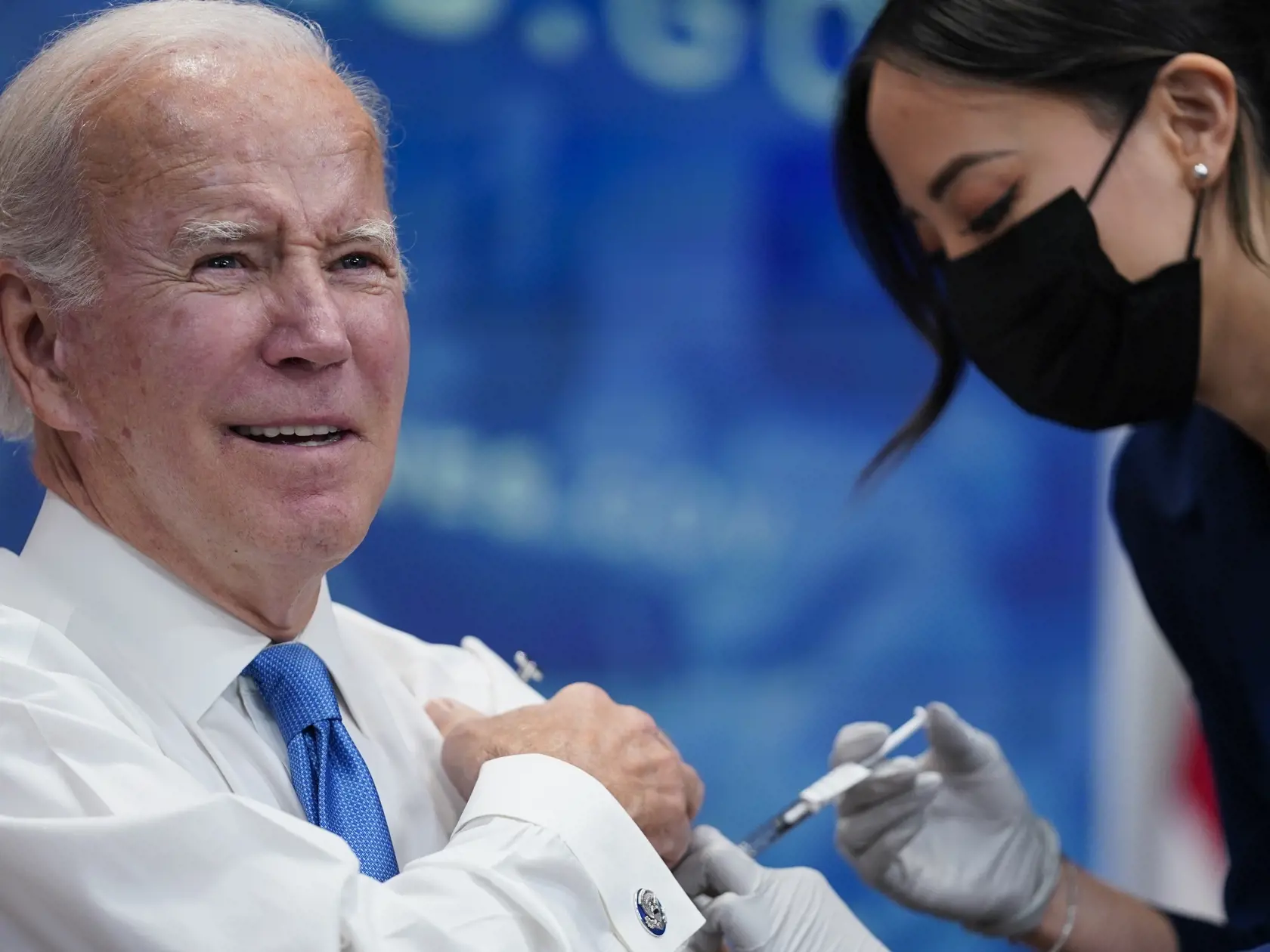 WA 36 Washington - Americký prezident Joe Biden sa očkuje posilňujúcou dávkou vakcíny proti ochoreniu COVID-19 v Bielom dome vo Washingtone v utorok 25. októbra 2022. FOTO TASR/AP


President Joe Biden receives his COVID-19 booster during an event in the South Court Auditorium on the White House campus, Tuesday, Oct. 25, 2022, in Washington. (AP Photo/Evan Vucci)