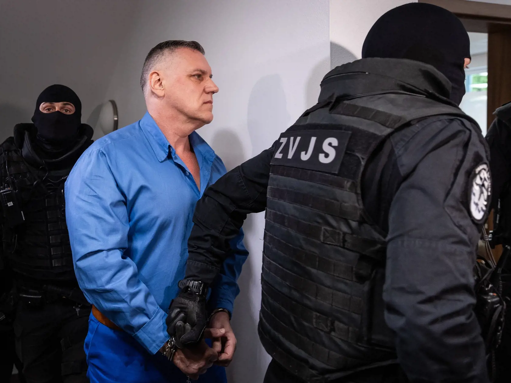 Rozhodovanie o podmienečnom prepustení mafiána Mikuláša Černáka na slobodu na Okresnom súde Trnava v Piešťanoch.
