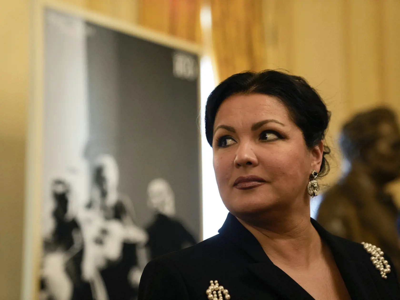 Na archívnej snímke z 29. novembra 2021 ruská operná speváčka Anna Netrebko hovorí s novinármi pred začiatkom tlačovej konferencie o opere Giuseppeho Verdiho Macbeth v opernom dome La Scala v Miláne. Koncert ruskej opernej speváčky Anny Netrebko, ktorý sa mal v pražskom Obecnom dome konať toho času v októbri, sa nakoniec nekonal. Predstavenstvo Obecného domu sa s producentkou koncertu dohodlo na jeho zrušení. Vo štvrtok 17. augusta 2023 to uviedol predseda predstavenstva Vlastimil Ježek, Ježek zdôraznil, že koncert sa rozhodli zrušiť najmä s prihliadnutím na negatívny postoj pražskej politickej reprezentácie a „emocionálne zjatrenú atmosféru". Predstavitelia pražského magistrátu sa opakovane vyjadrovali, že koncert Netrebkovej nie je v aktuálnej situácii vhodný. 