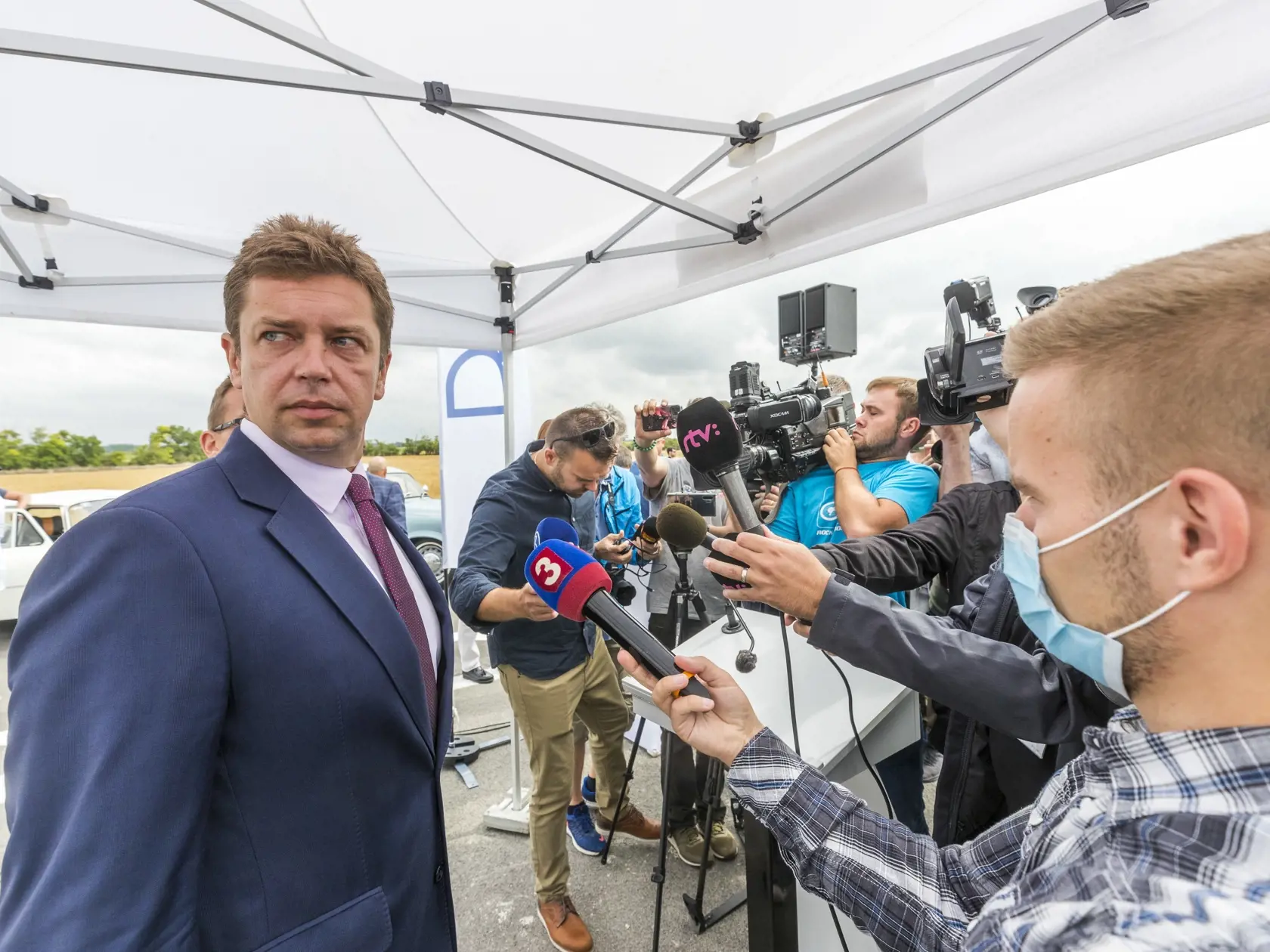 Otváranie nového dialničného úseku Holice - Ketelecv nedeľu za prítomnosti ministra dopravy.