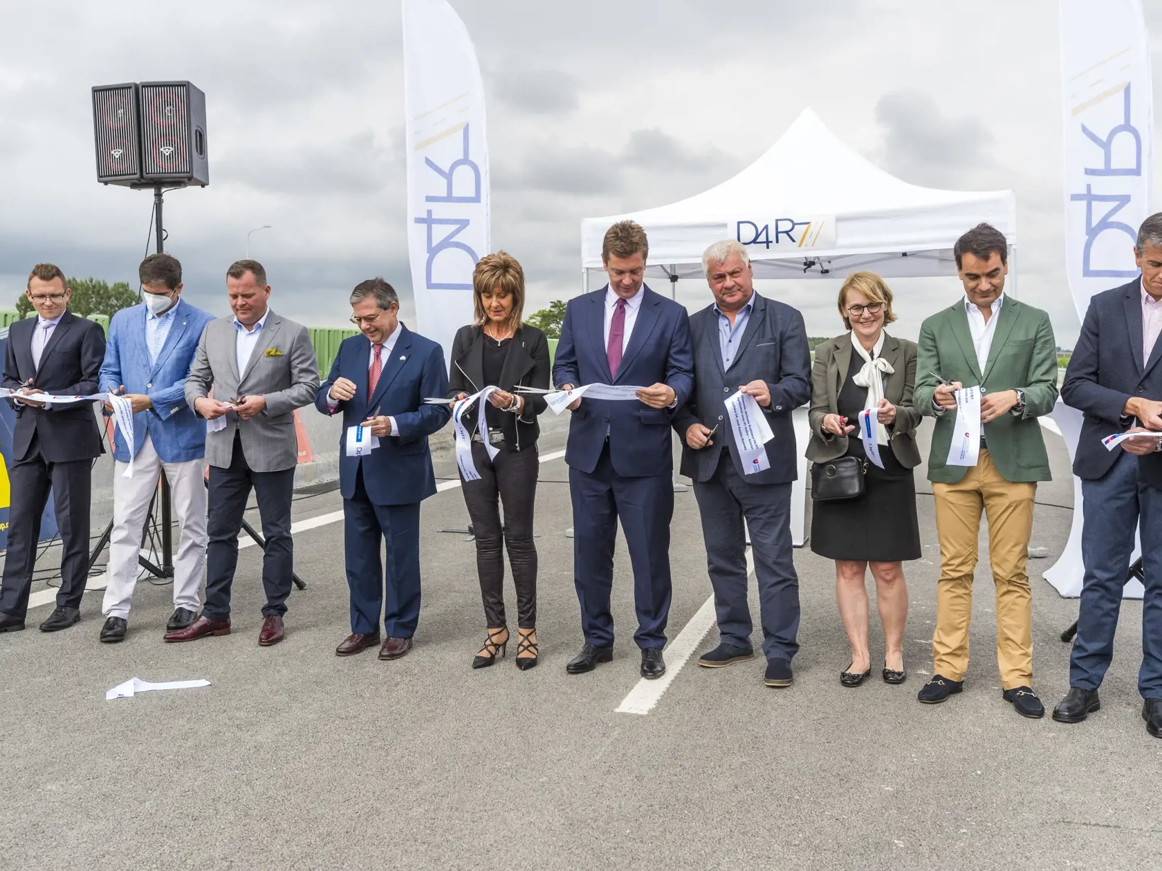 na snimke  - Otváranie dialničného úseku Holice - Ketelec -R7