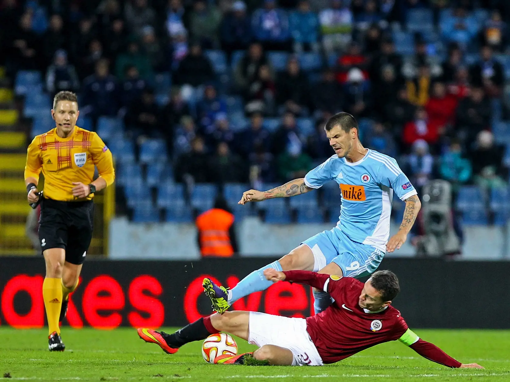 Na snimke Juraj Halenar (Slovan) a David Lafata (Sparta) v suboji o loptu pocas zapasu Europskej ligy medzi SK Slovan Bratislava a Spartou Praha.