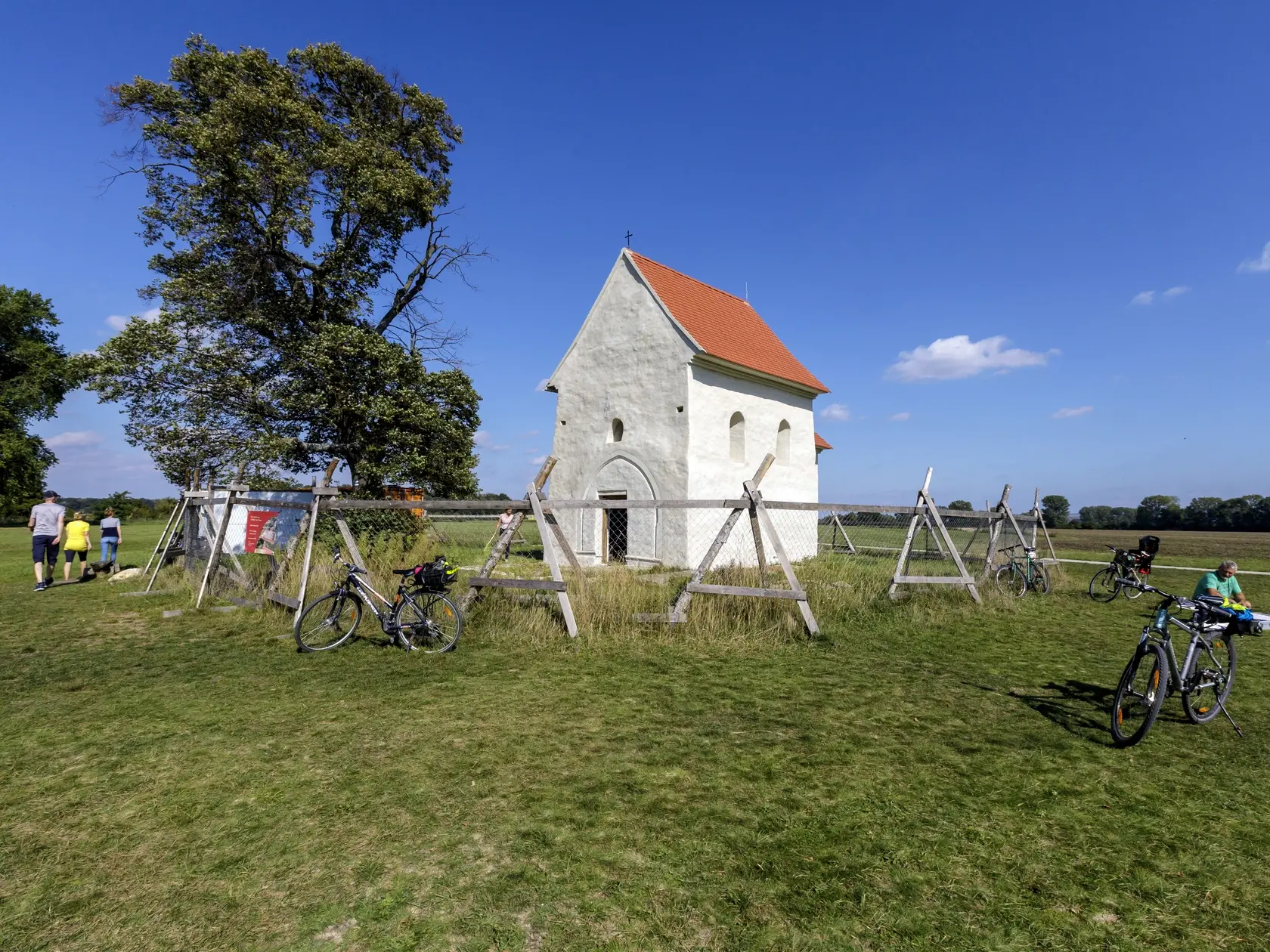 Kostol svätej Margity Antiochijskej leží pri obci Kopčany. Prvá zmienka o ňom je z roku 1392. Jeho najstaršia stavebná fáza je datovaná do 9. – 10. storočia, vďaka čomu patrí k najstarším stojacim stavbám na Slovensku a medzi kostoly s možným veľkomoravským pôvodom. V Kopčanoch 15. októbra 2021. FOTO TASR - Dano Veselský