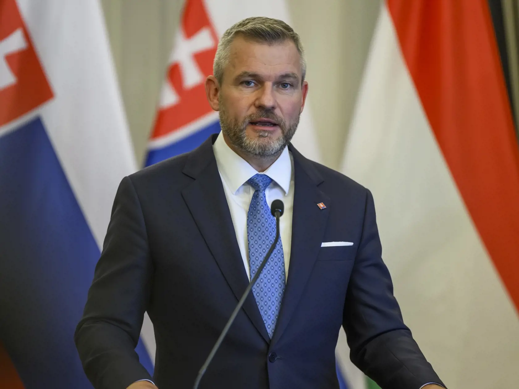 Na snímke slovenský prezident Peter Pellegrini počas tlačovej konferencie s maďarským prezidentom Tamásom Sulyokom po spoločnom stretnutí v Budapešti 18. júla 2024.