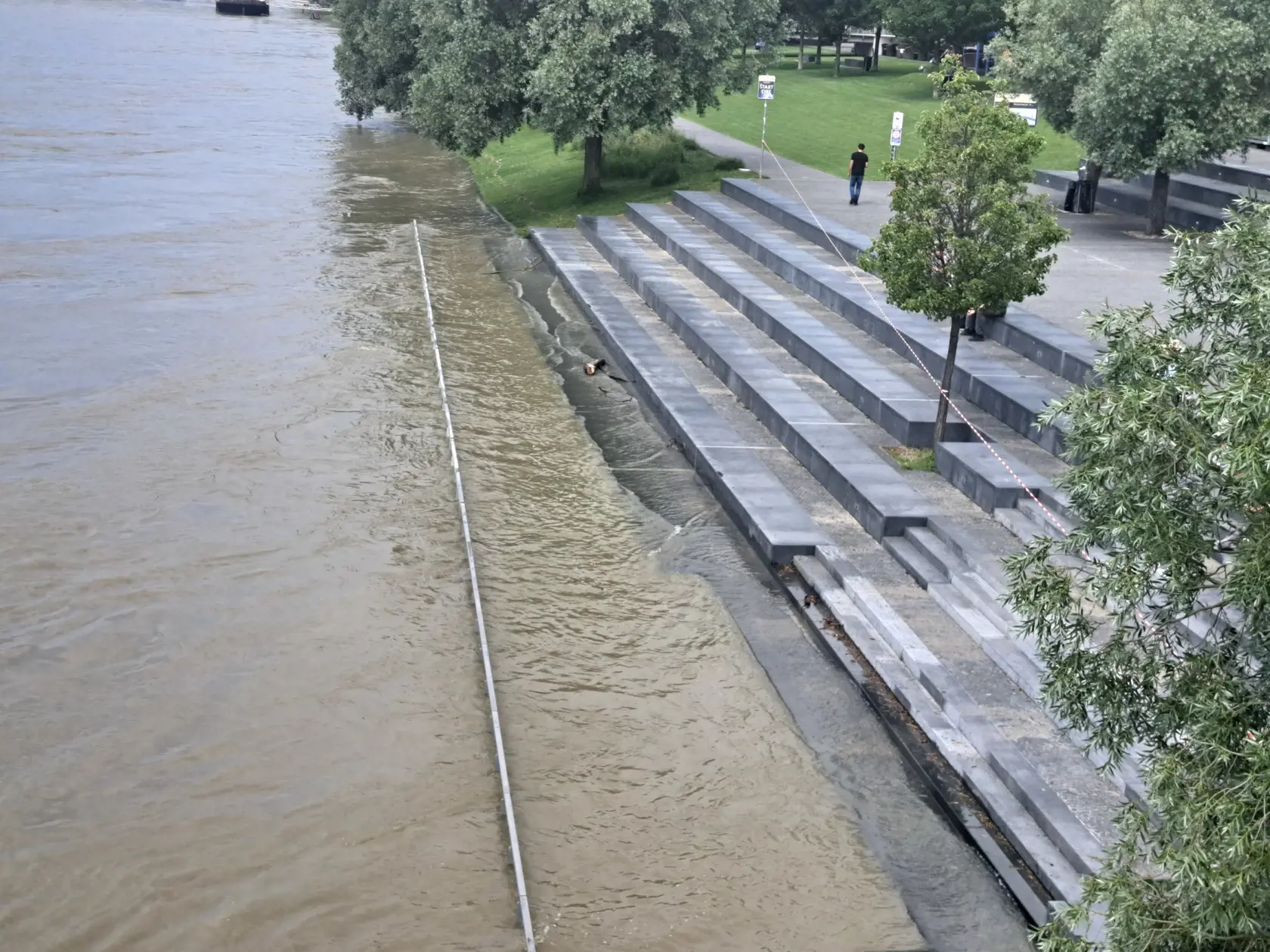 Hladina Dunaja nebezpečne stúpa.
