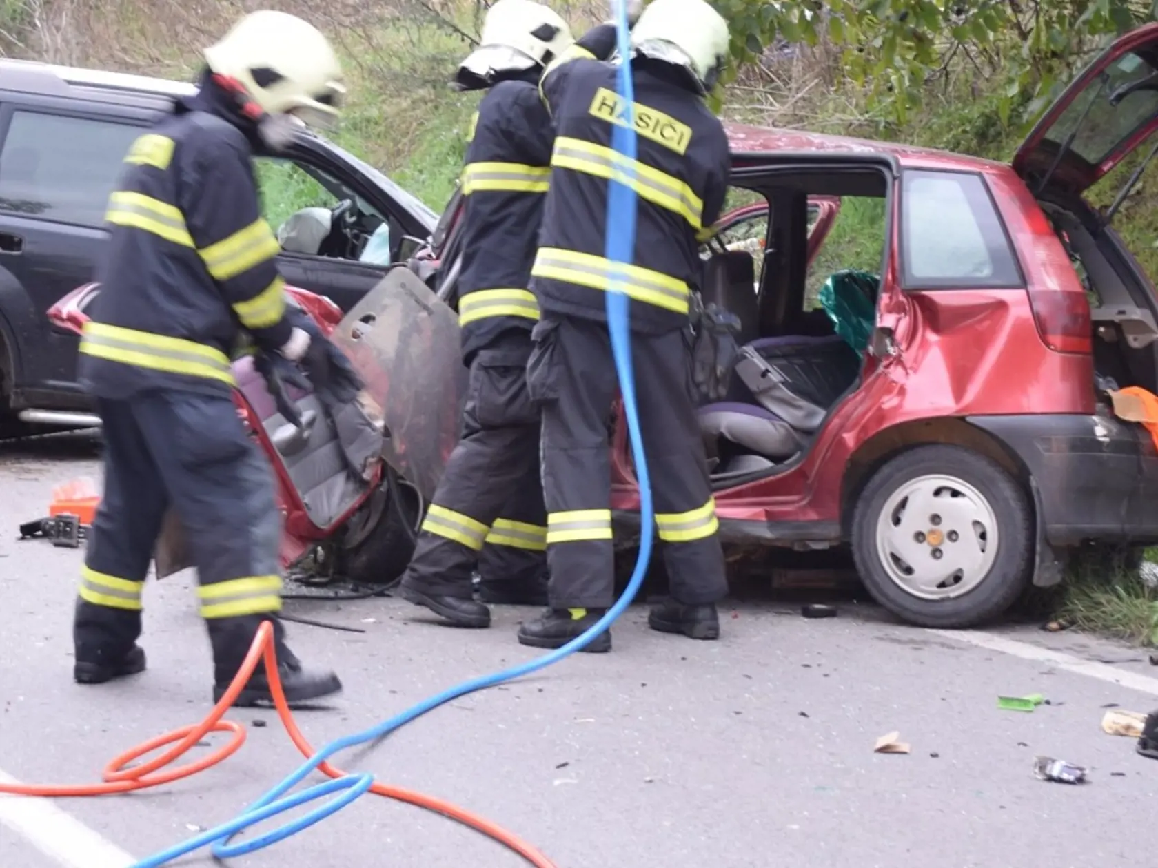 Opitý už prešiel do protismeru a čelne narazil do červeného auta.