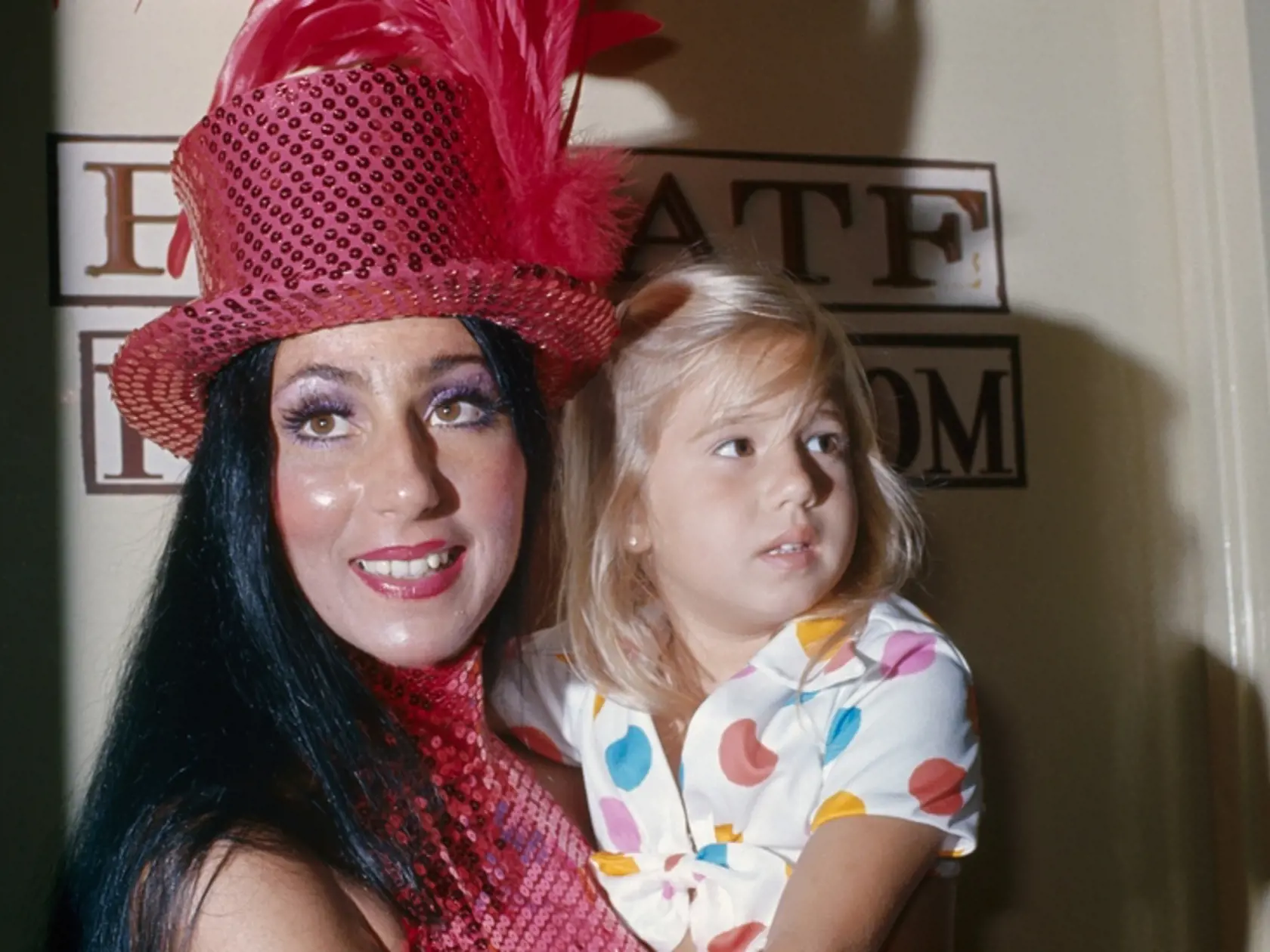 NEŠŤASTNÁ CHER: Extravagantná sexi mama si stále nezvykla, že z nežnej Chastity jej vyrástol mužný Chaz.
